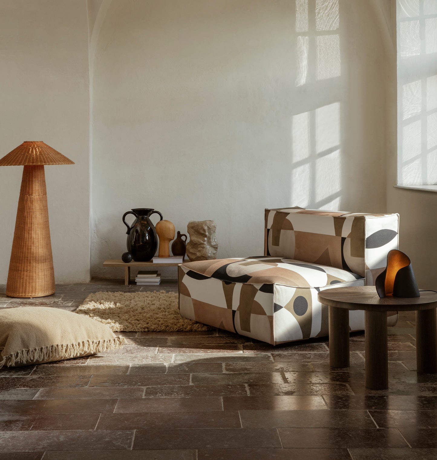Ferm Living Oyster pöytävalaisin musta