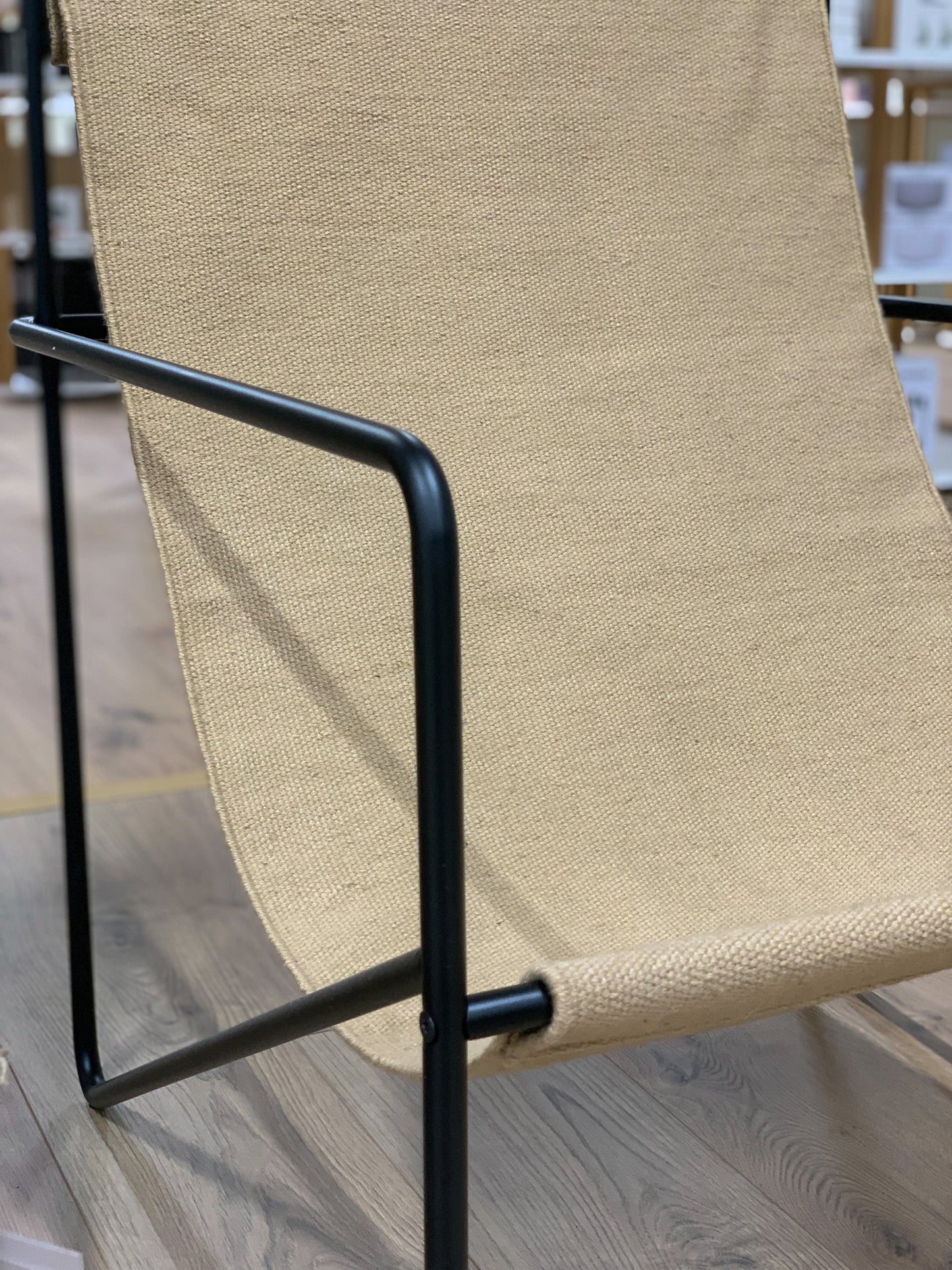 Ferm Living Desert lepotuoli musta/sand (Myymälämalli)