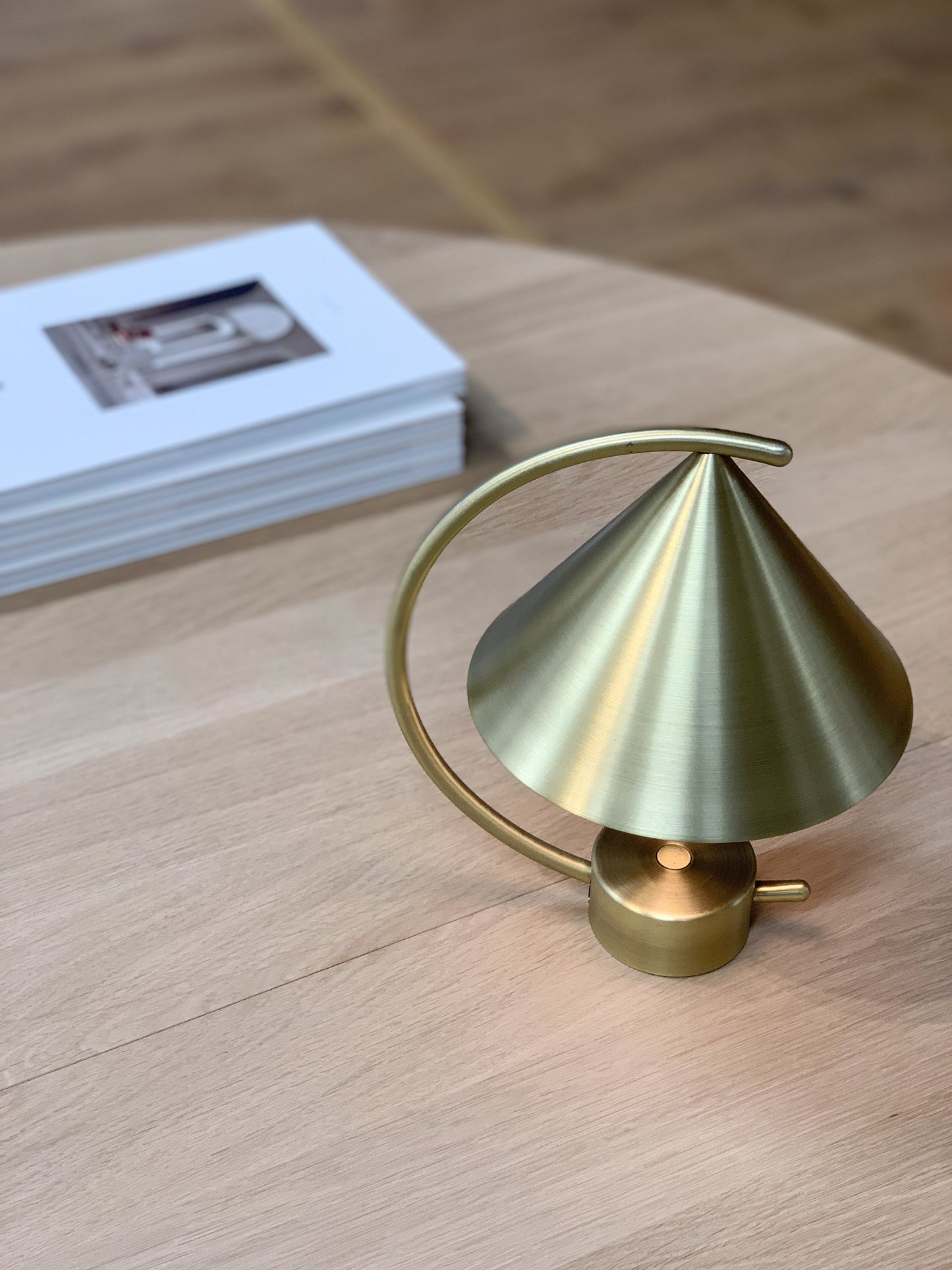 Ferm Living Meridian pöytävalaisin messinki (Kuljetusvaurio)