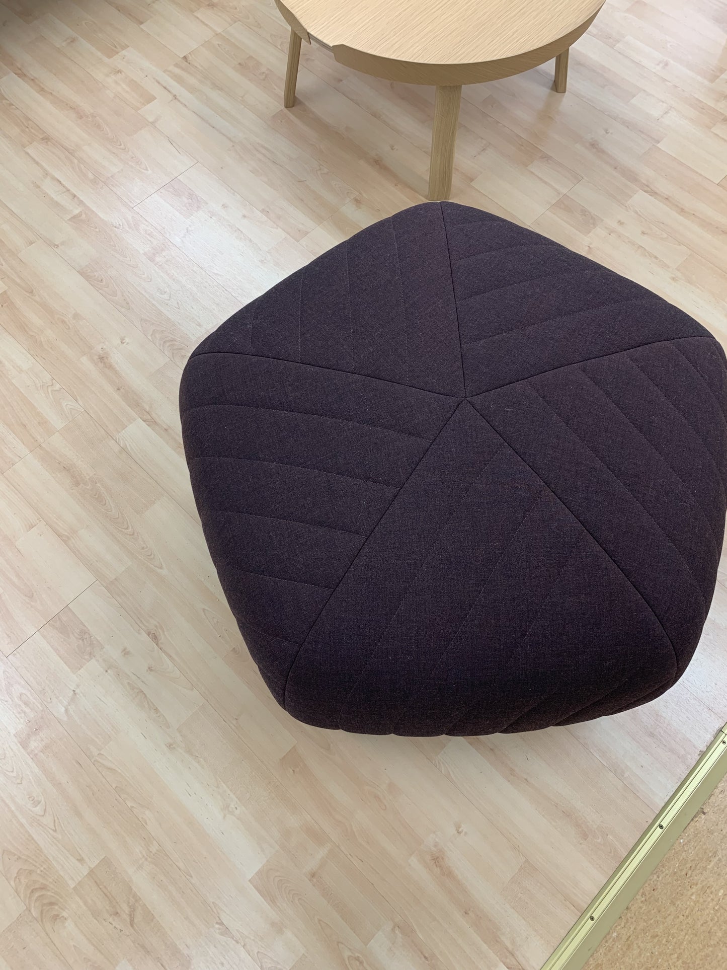 Muuto Five Pouf rahi burgundinpunainen (Myymälämalli)