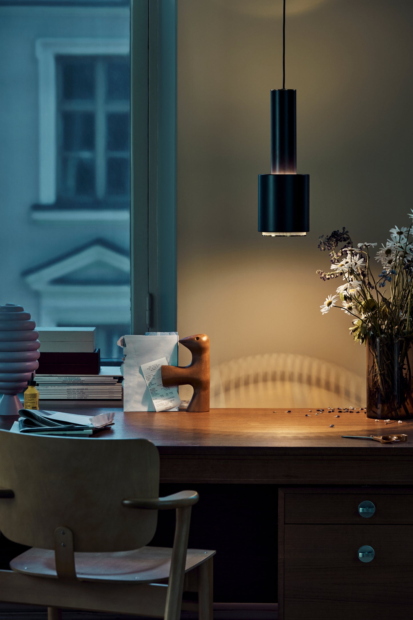 Artek A110 "Käsikranaatti" valaisin musta/messinki