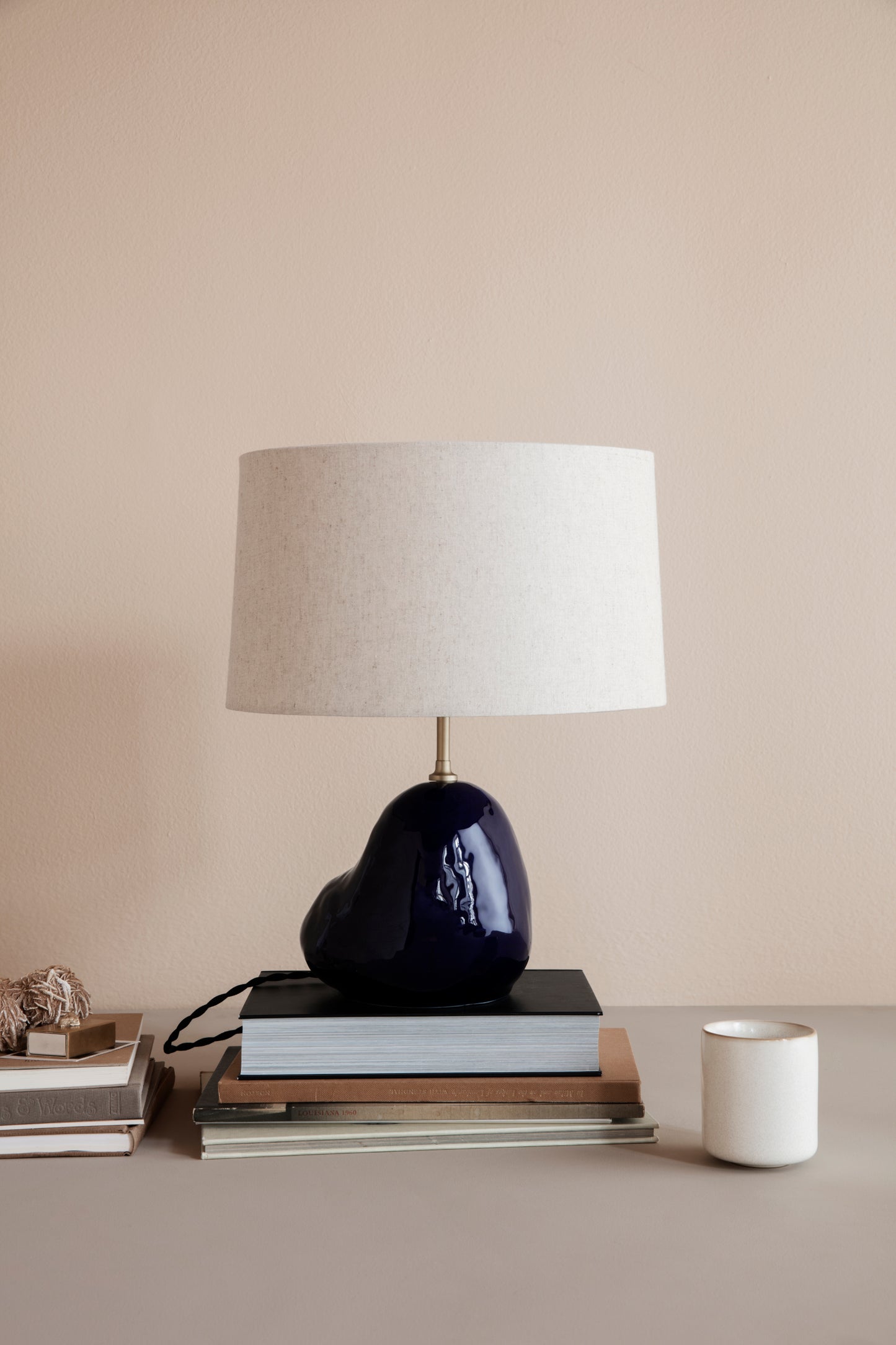 Ferm Living Hebe jalka S tummansininen