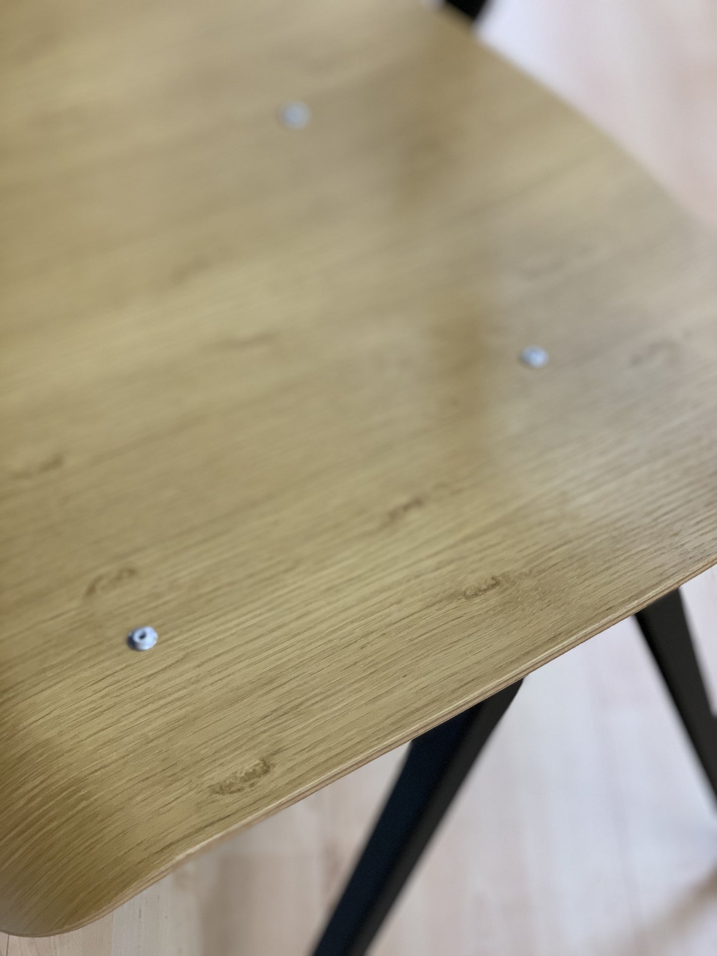 HAY Result tuoli tammi/musta (Myymälämalli)