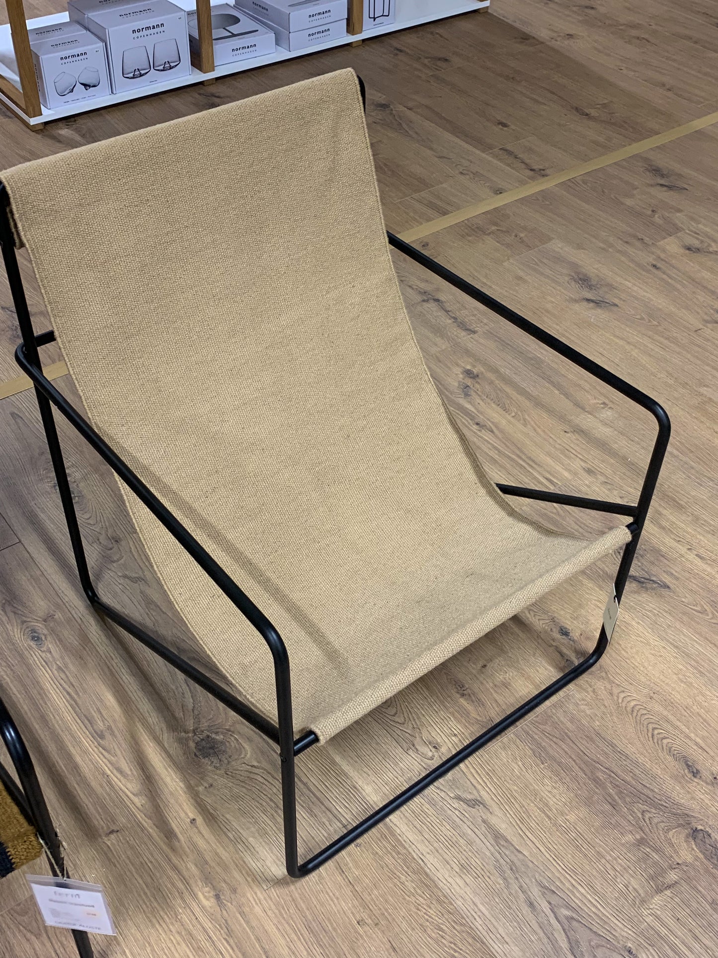Ferm Living Desert lepotuoli musta/sand (Myymälämalli)