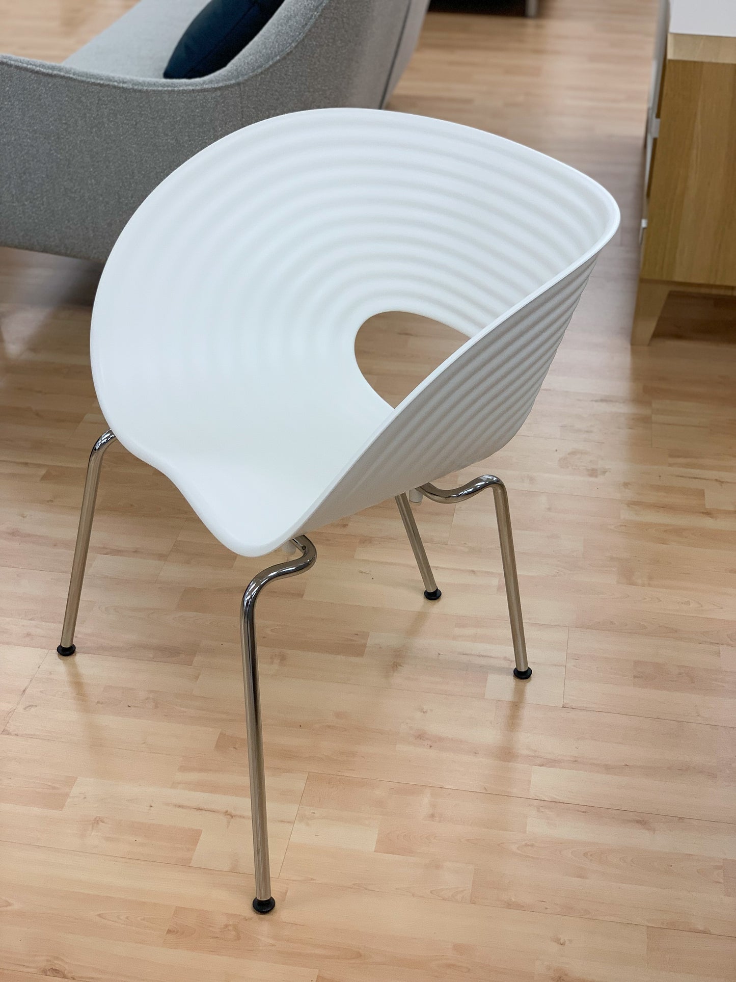 Vitra Tom Vac tuoli valkoinen (Myymälämalli)