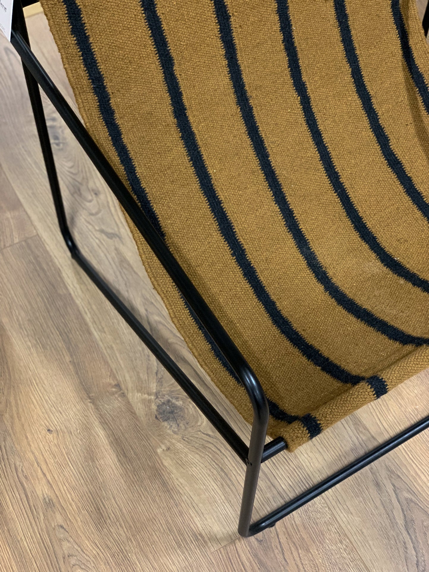 Ferm Living Desert lepotuoli musta/stripe (Myymälämalli)