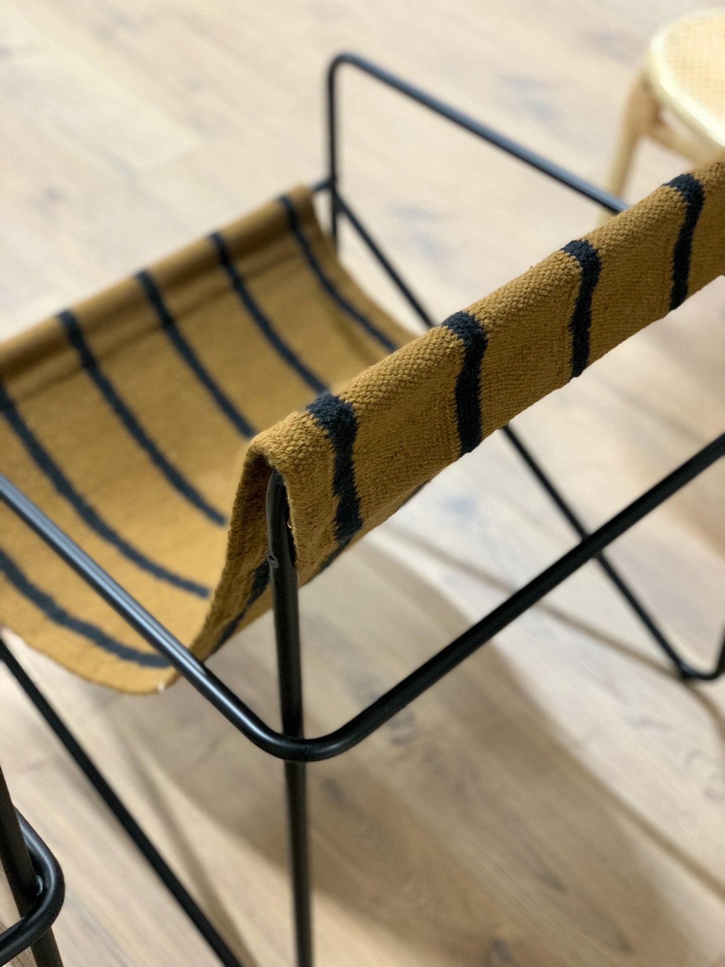 Ferm Living Desert lepotuoli musta/stripe (Myymälämalli)