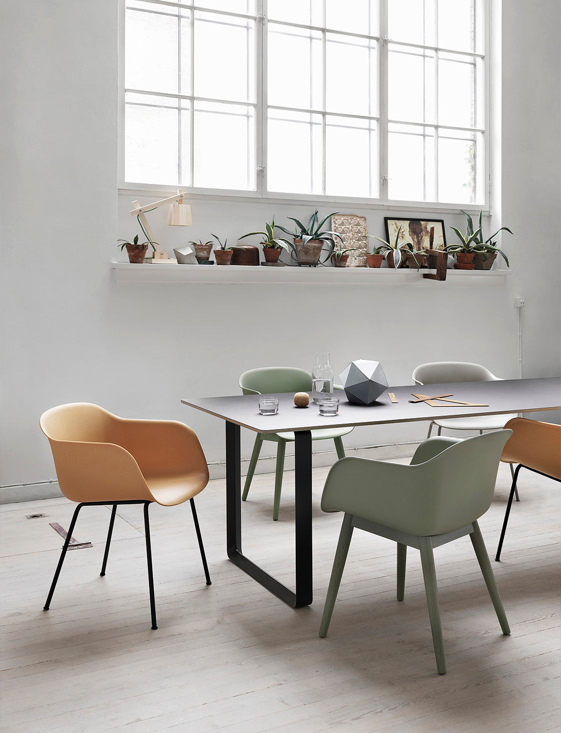 Muuto Fiber tuoli käsinojilla, teräsjalat, okra
