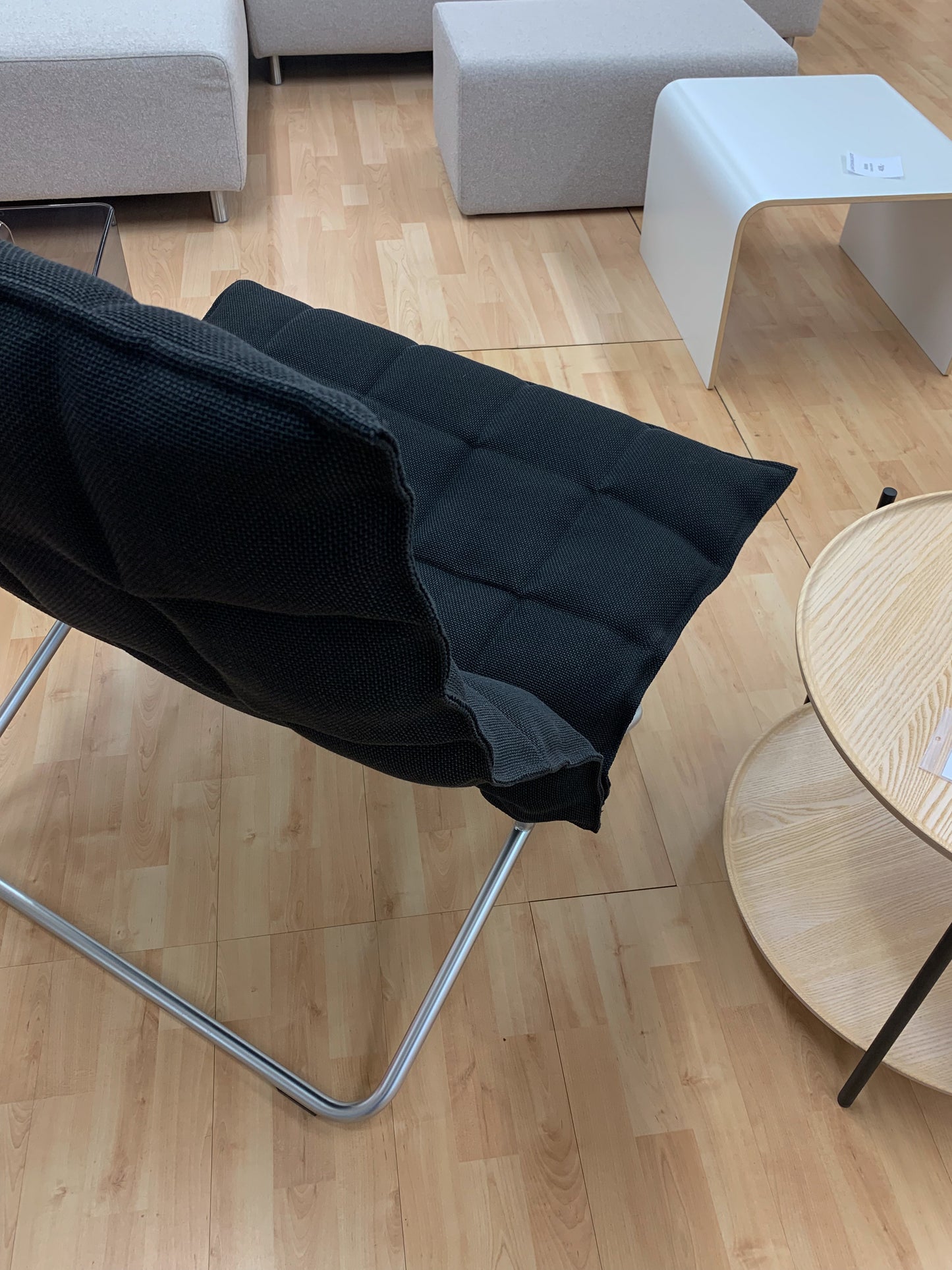 Woodnotes K-tuoli leveä putkijaloilla musta (Myymälämalli)