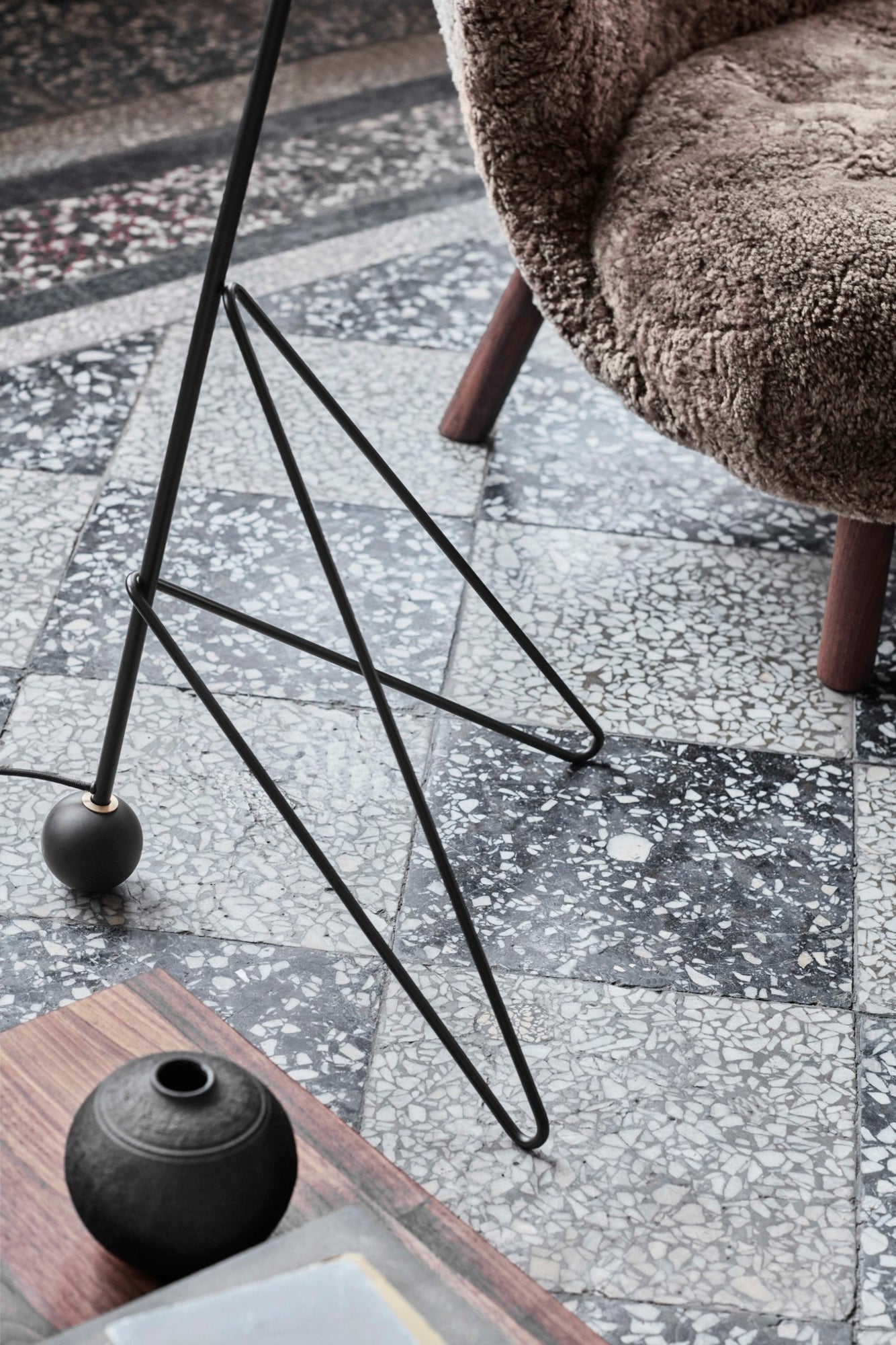 &Tradition Tripod HM8 lattiavalaisin musta