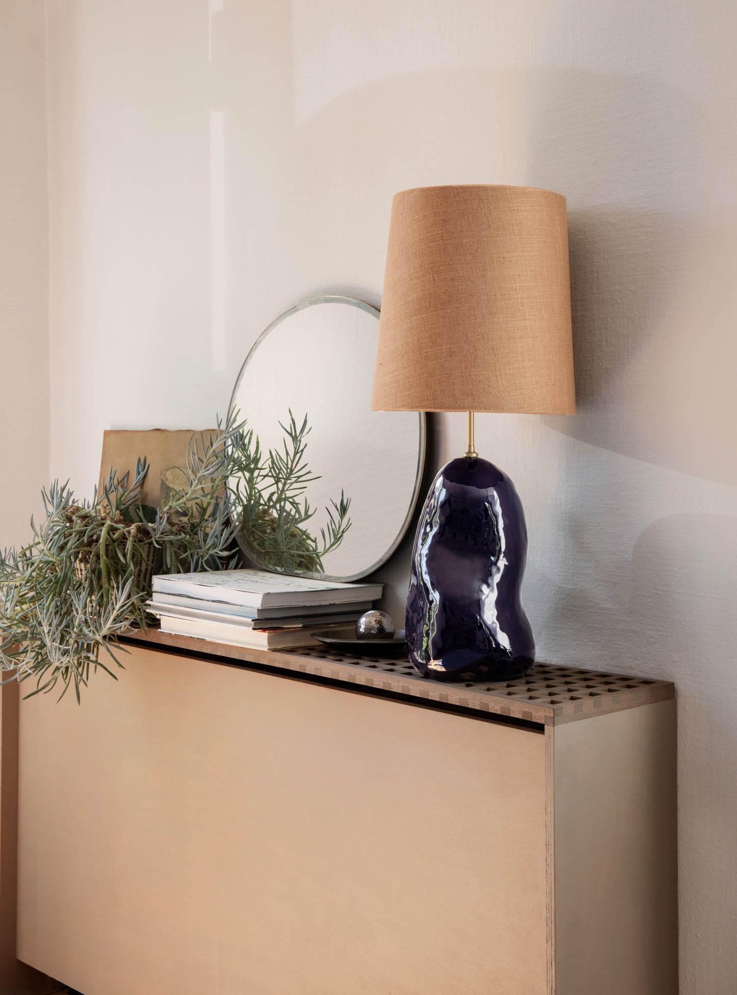 Ferm Living Hebe jalka M tummansininen