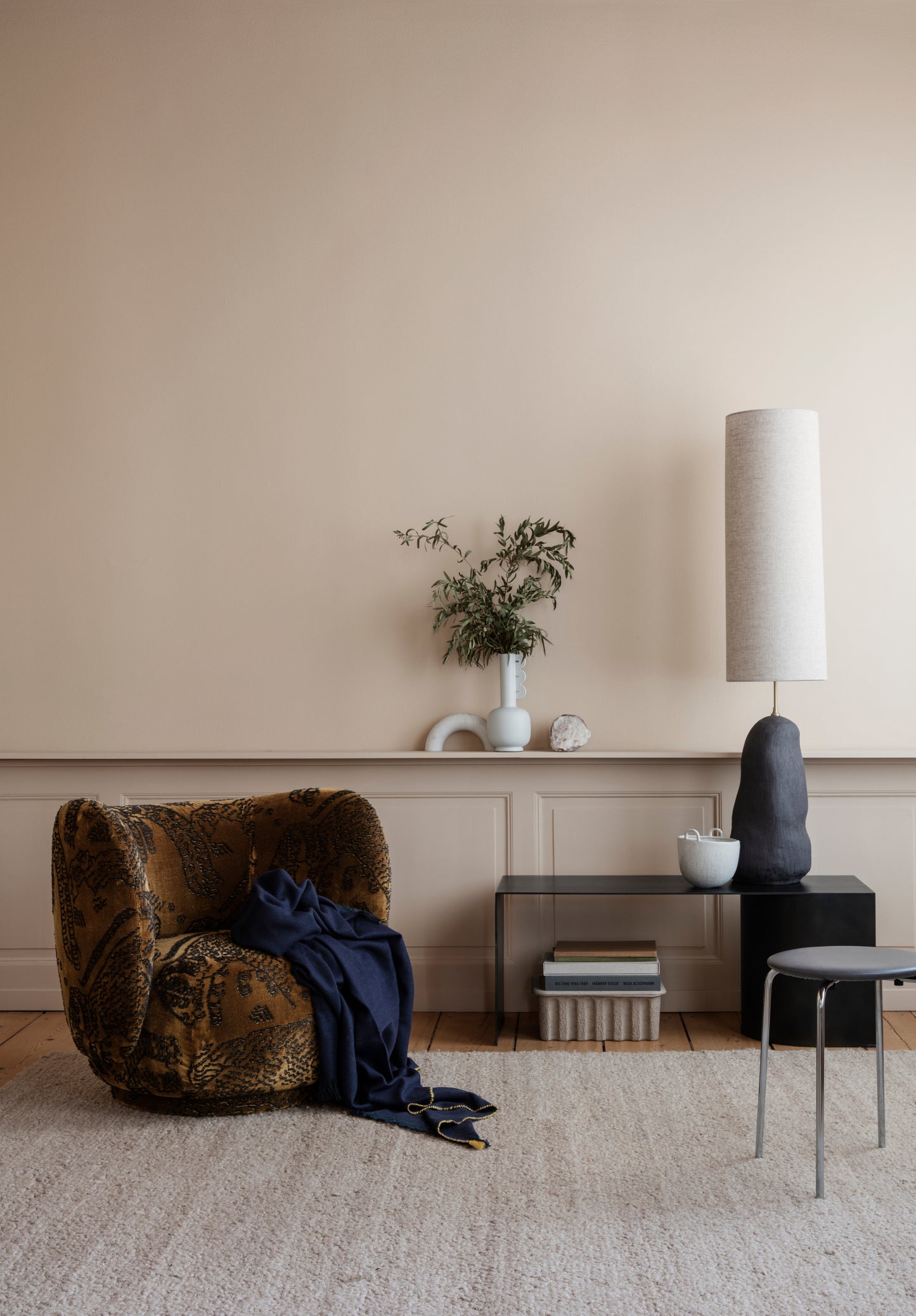Ferm Living Hebe jalka L tummanharmaa