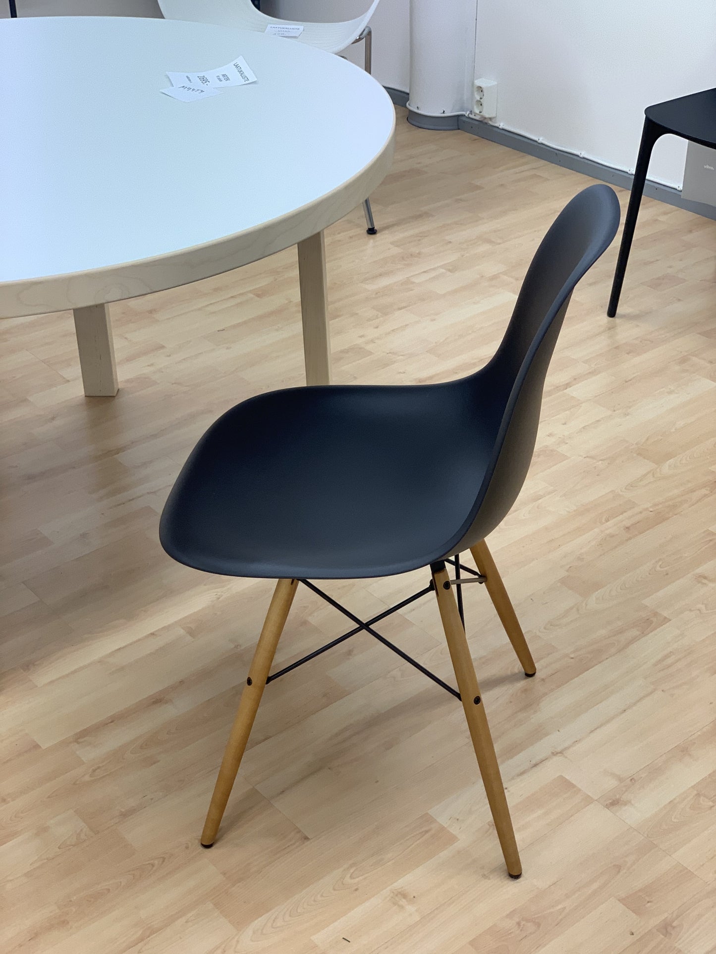 Vitra Eames DSW tuoli musta/vaahtera (Myymälamalli)