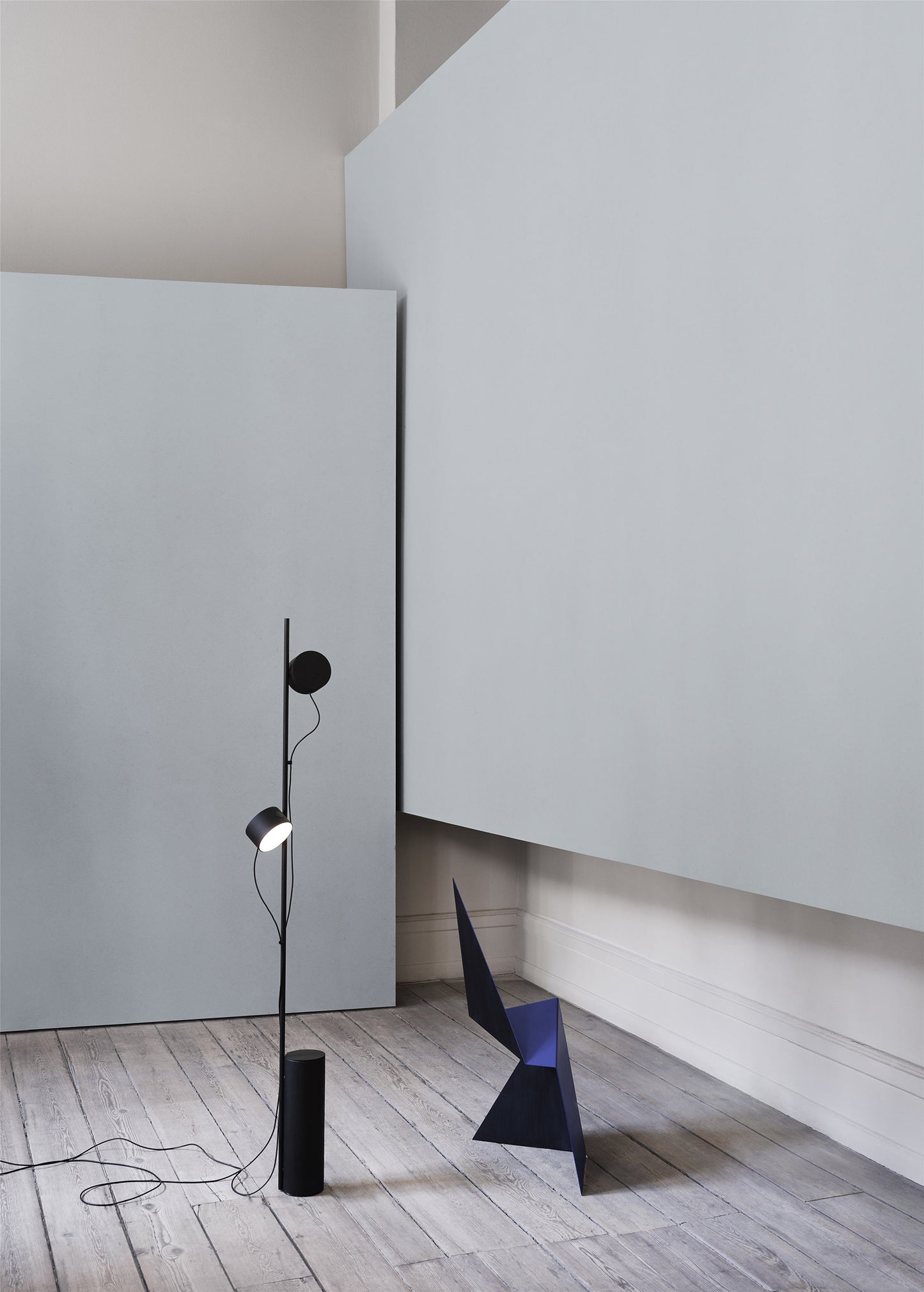 Muuto Post lattiavalaisin