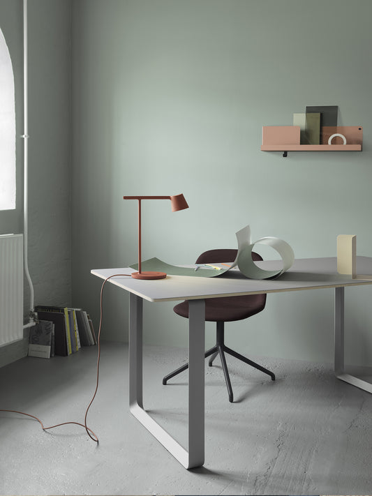 Muuto Tip pöytävalaisin punaruskea