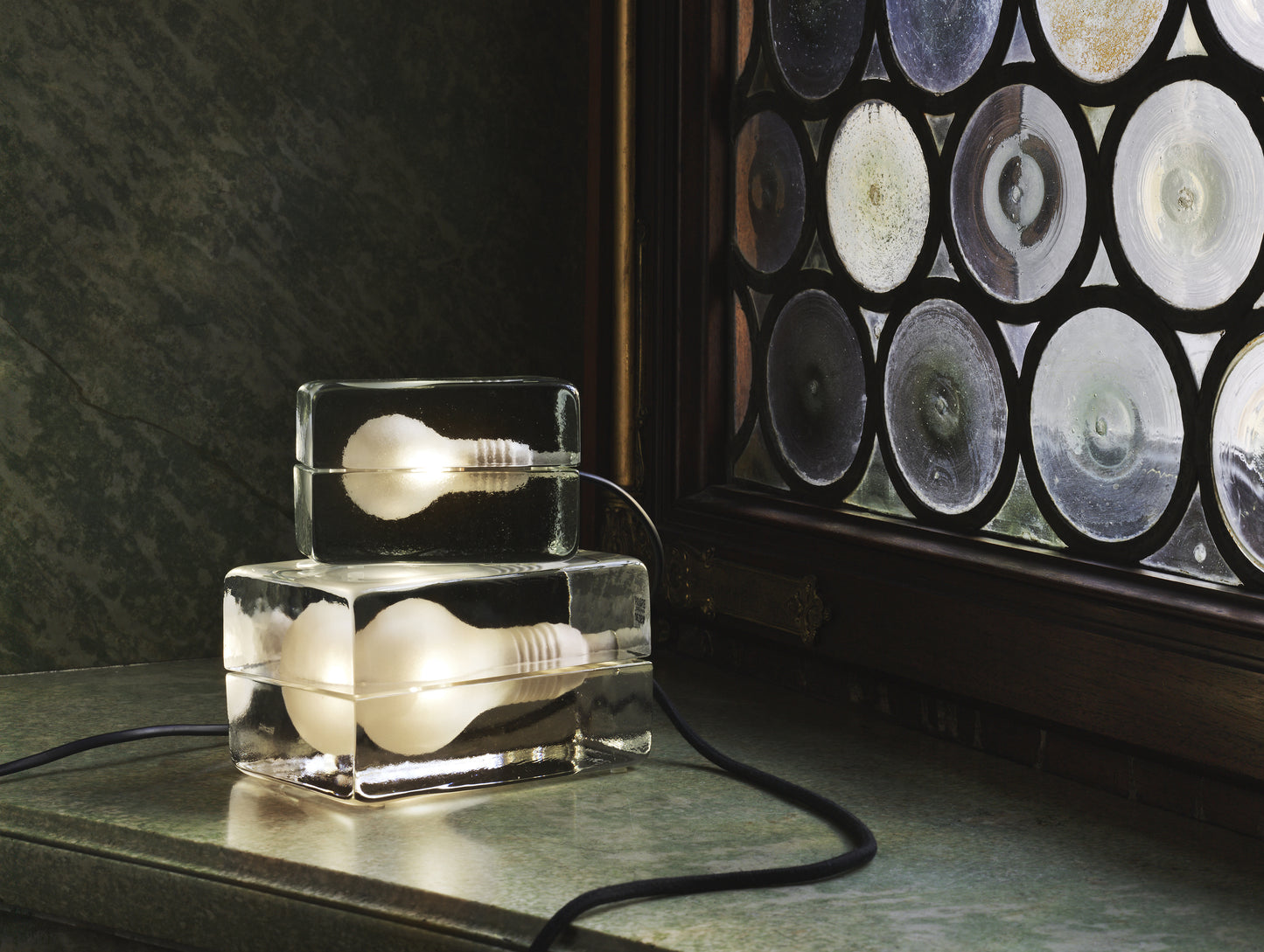 Design House Stockholm Block mustalla johdolla