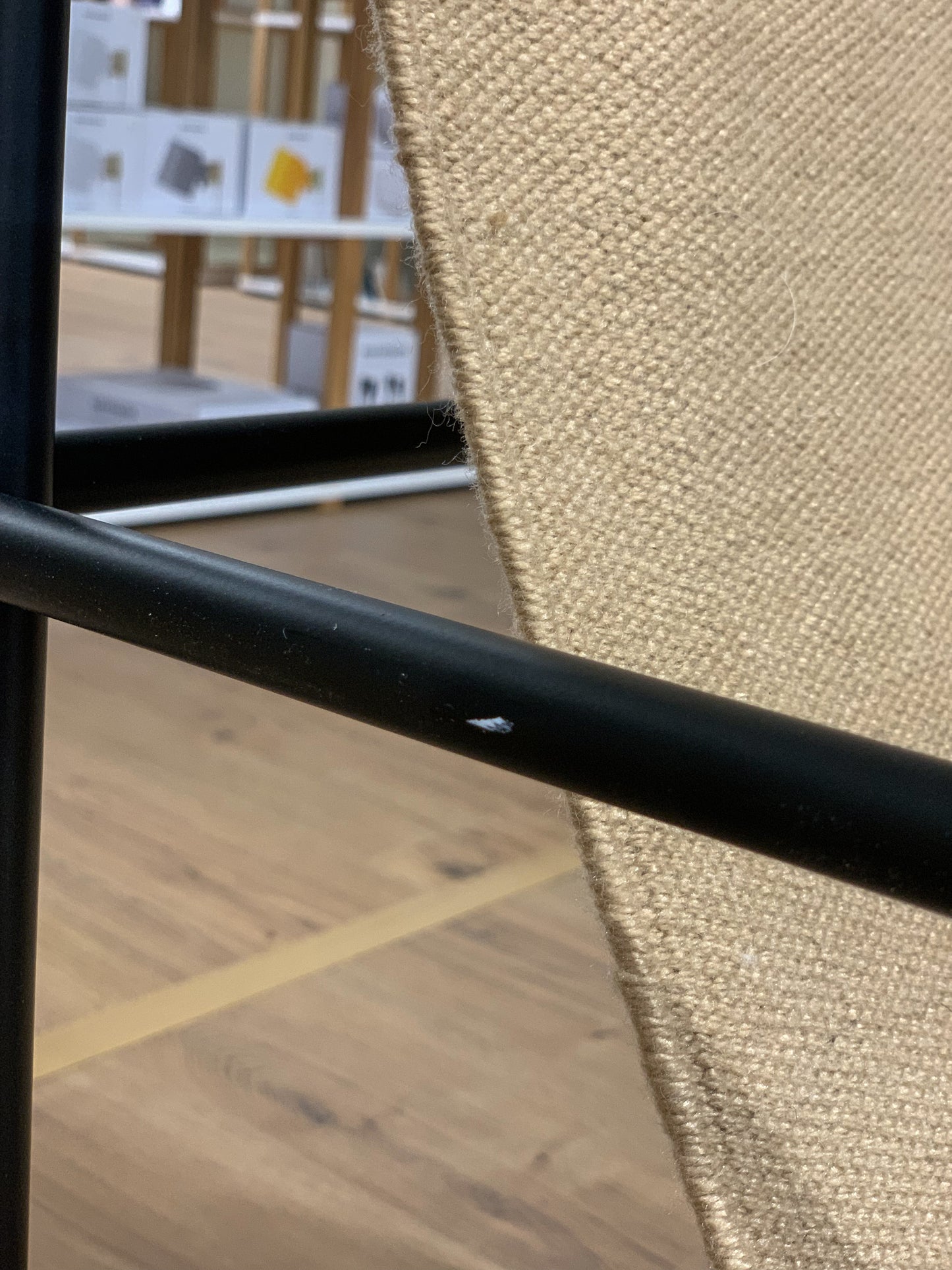 Ferm Living Desert lepotuoli musta/sand (Myymälämalli)
