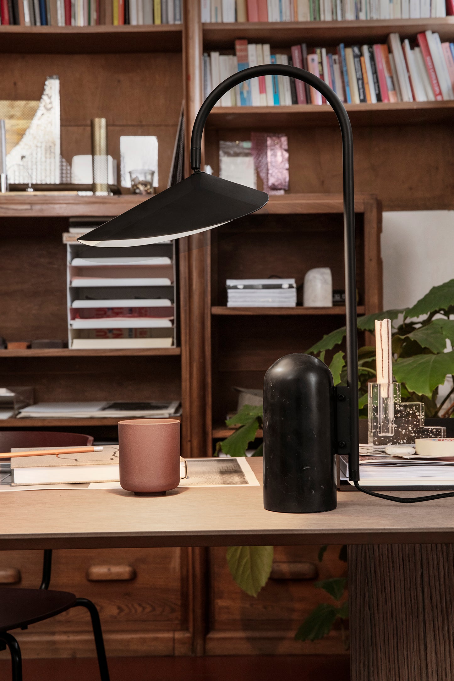 Ferm Living Arum pöytävalaisin musta