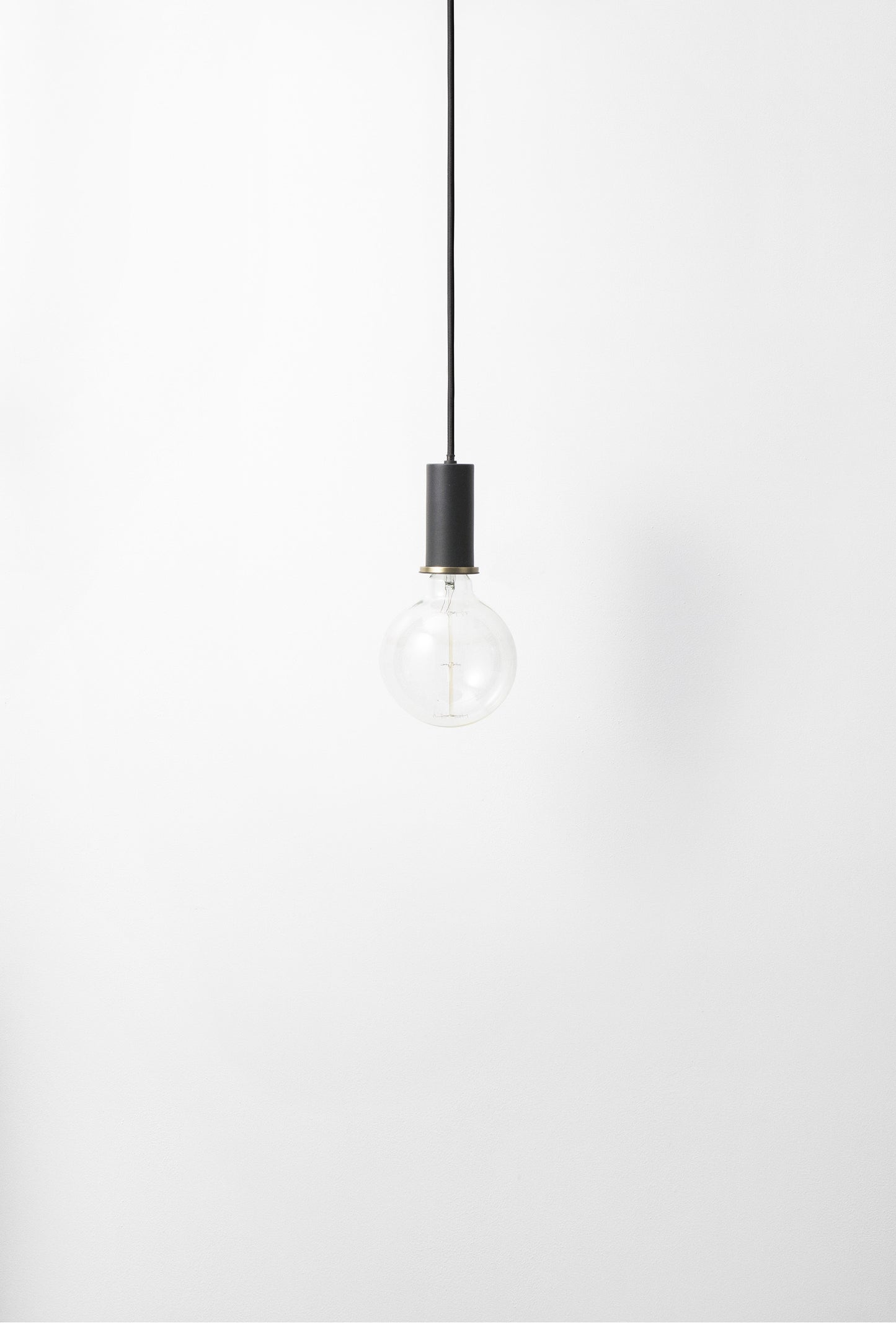 Ferm Living Socket Pendant Low musta