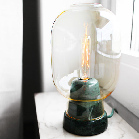 Normann Copenhagen Amp pöytävalaisin vihreä/kulta
