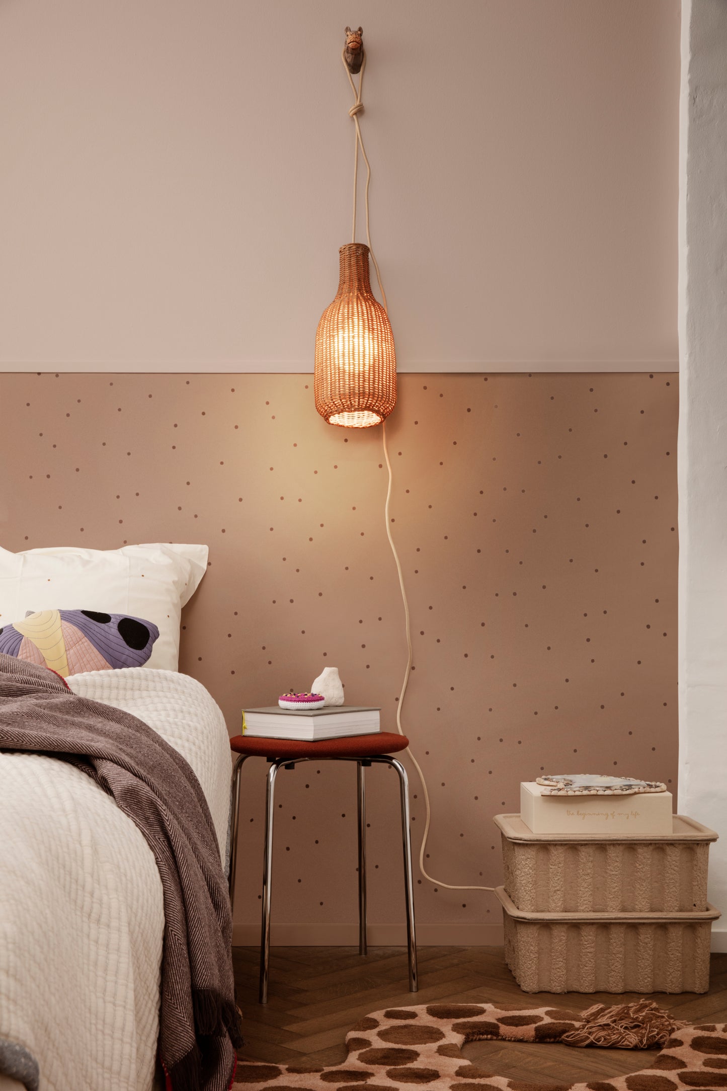 Ferm Living punottu Bottle varjostin rottinki