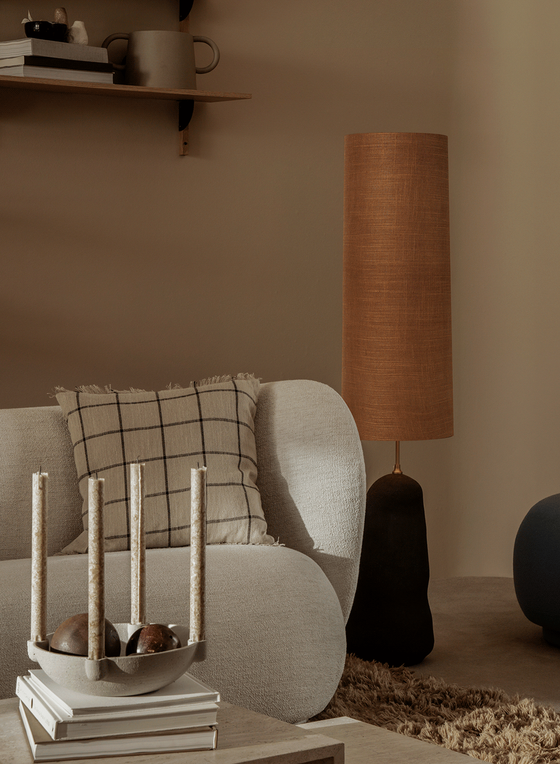Ferm Living Hebe jalka L tummanharmaa
