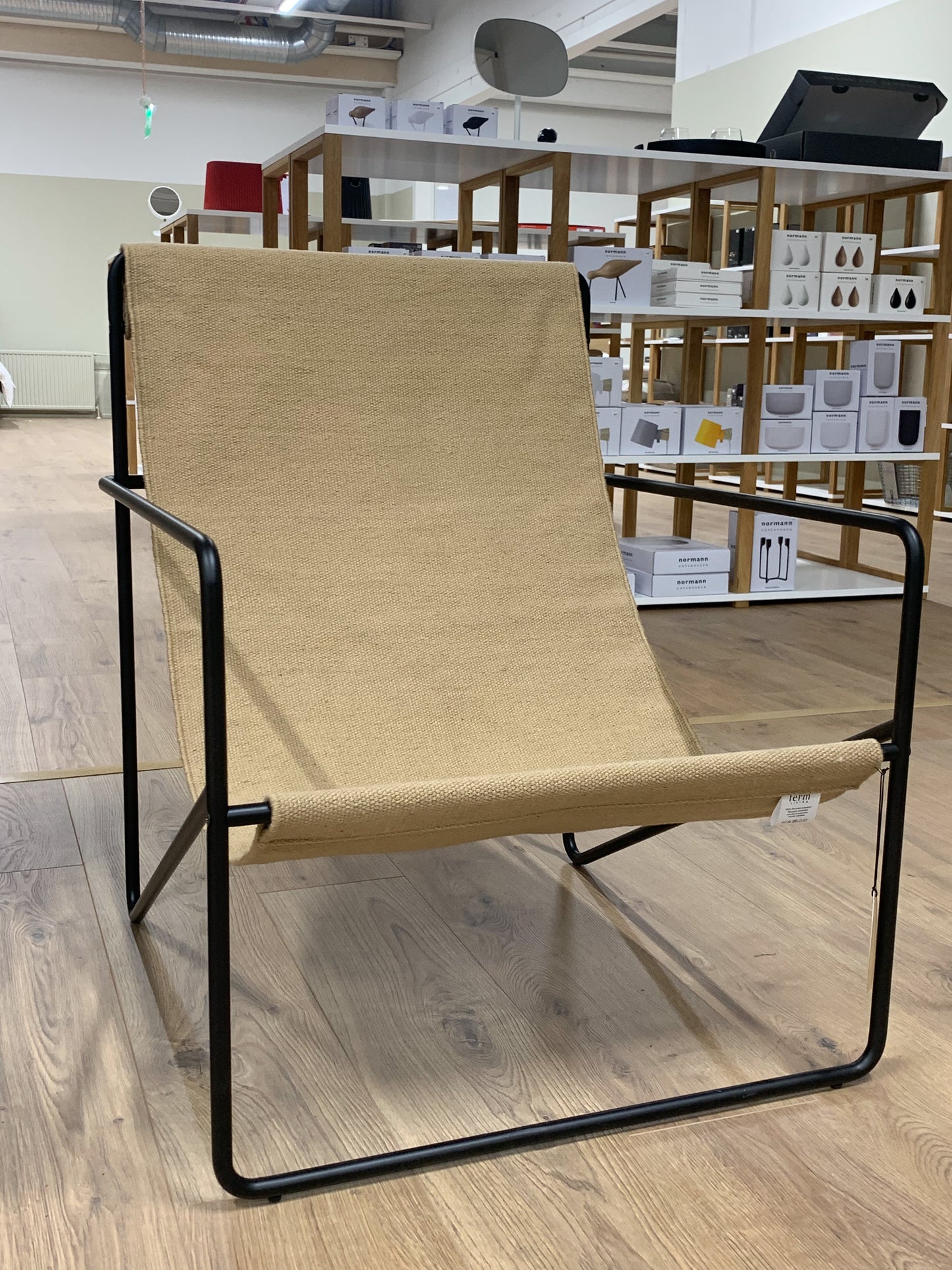 Ferm Living Desert lepotuoli musta/sand (Myymälämalli)