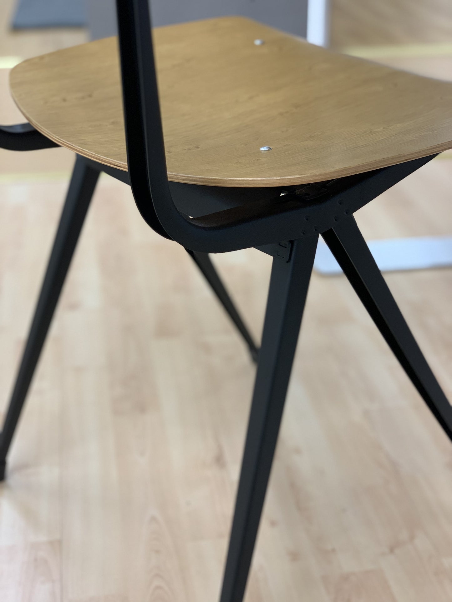 HAY Result tuoli tammi/musta (Myymälämalli)