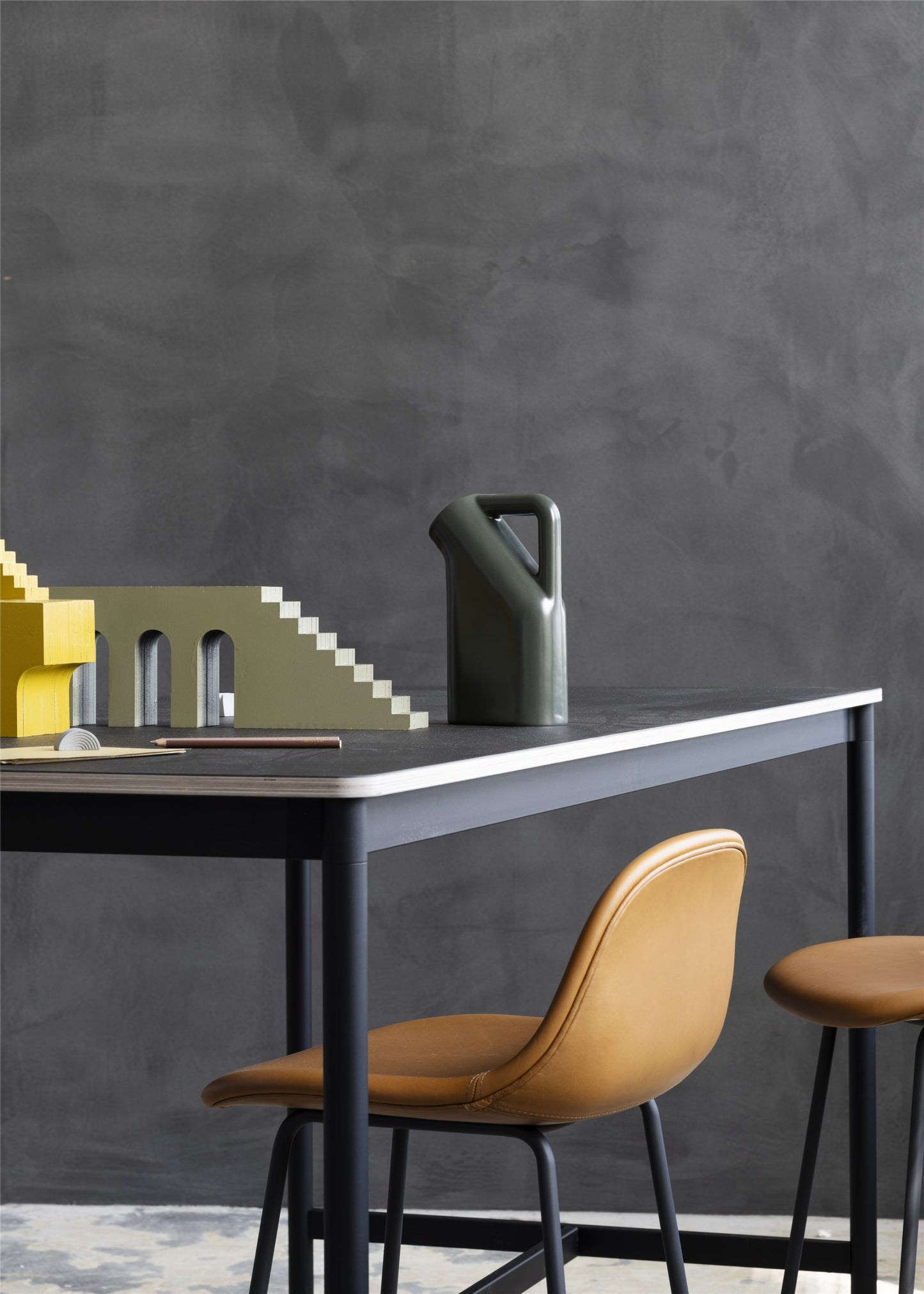 Muuto Fiber baarituoli selkänojalla, teräsjalat, konjakki/musta