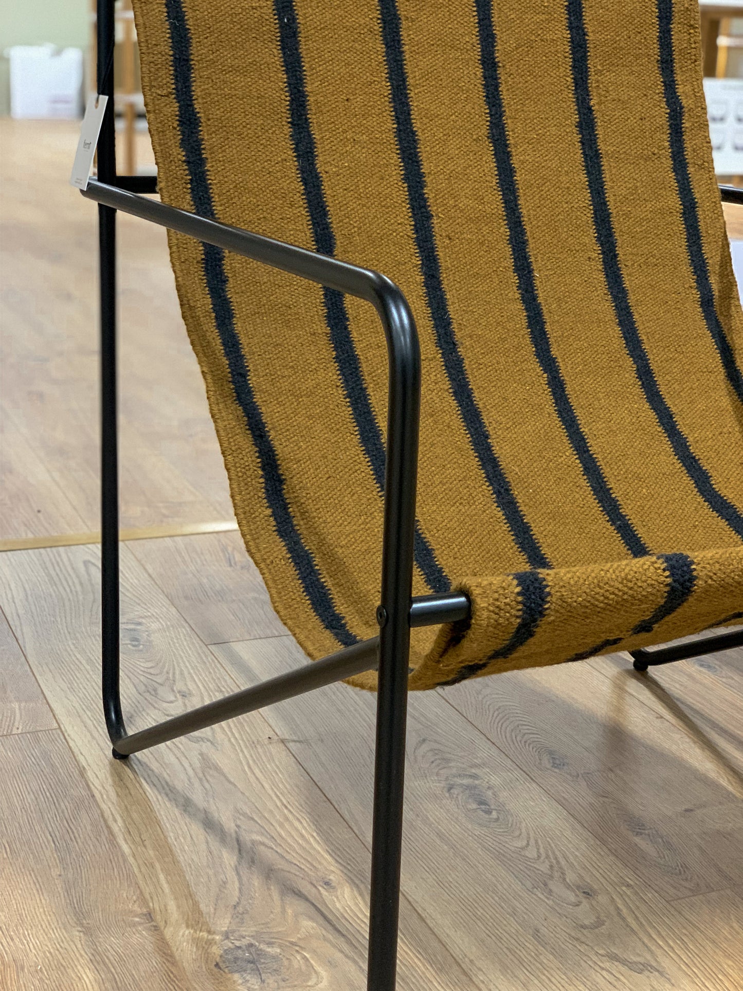 Ferm Living Desert lepotuoli musta/stripe (Myymälämalli)