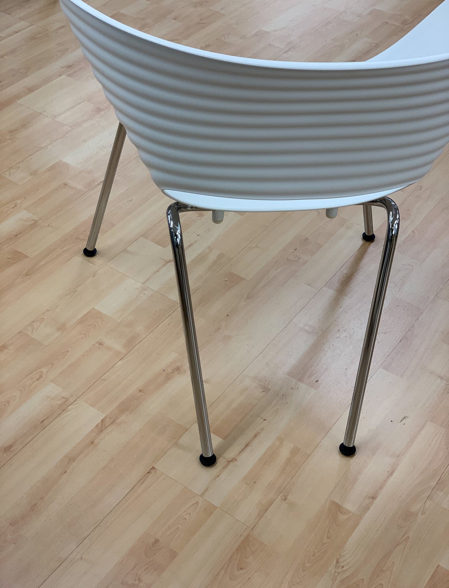 Vitra Tom Vac tuoli valkoinen (Myymälämalli)