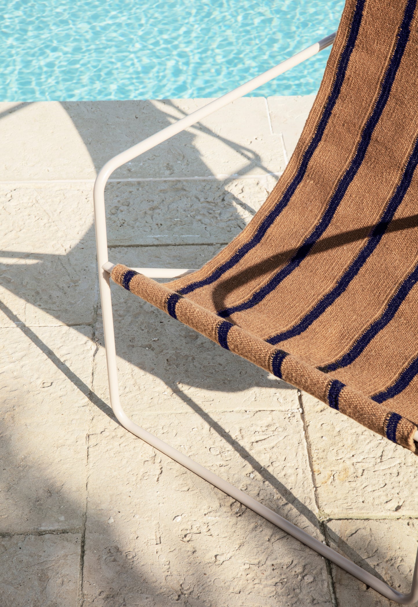 Ferm Living Desert lepotuoli cashmere/stripe