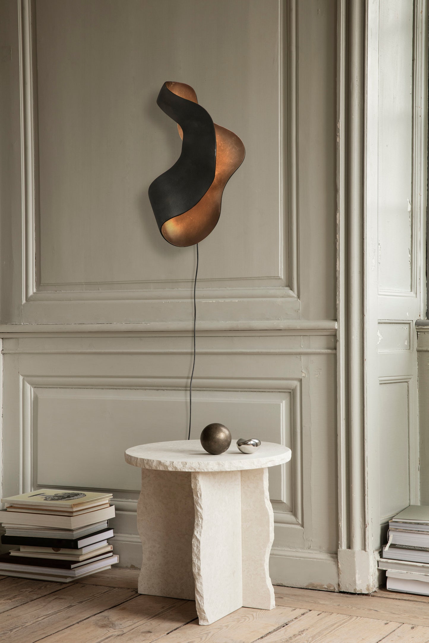 Ferm Living Oyster seinävalaisin musta