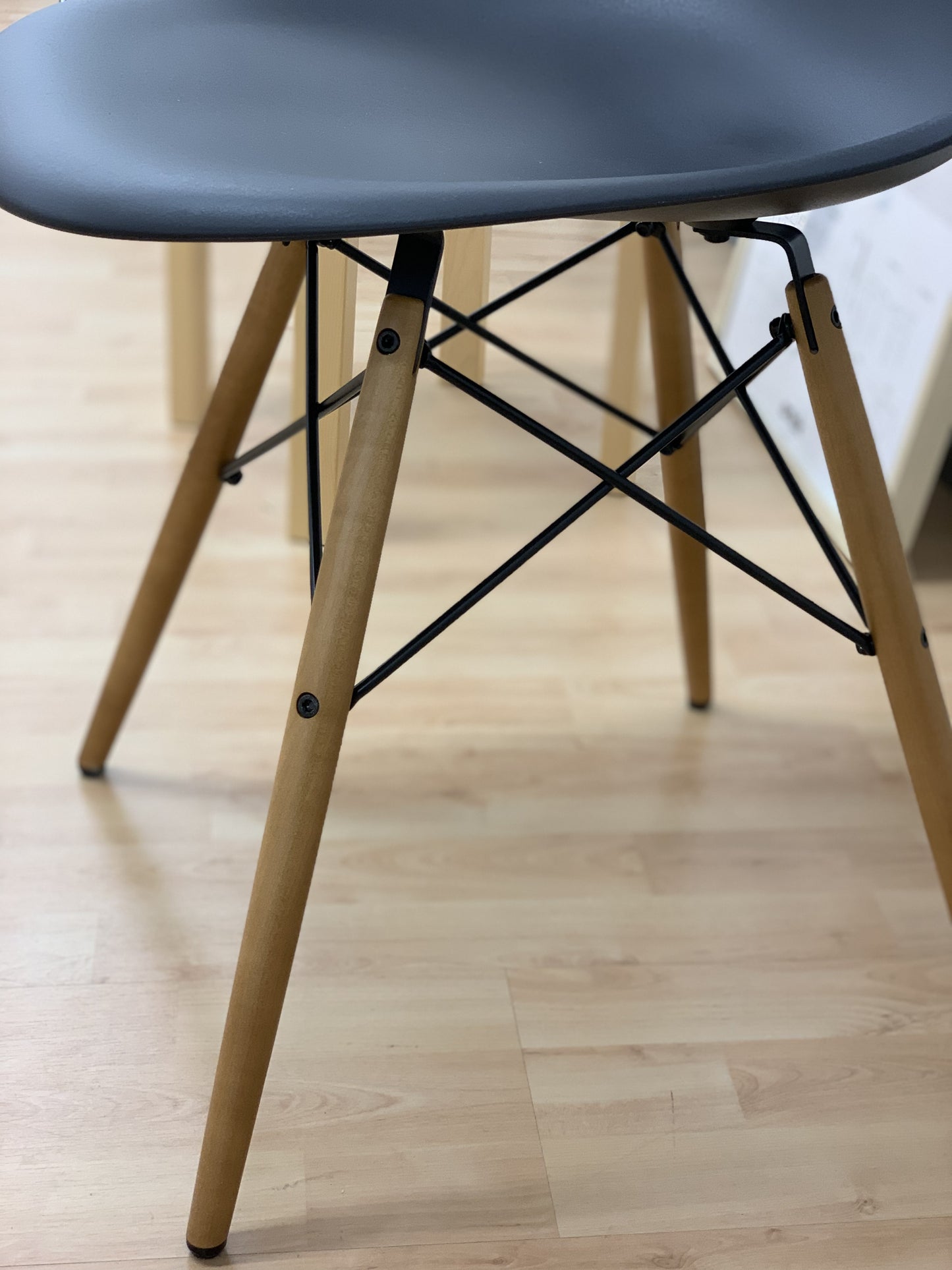 Vitra Eames DSW tuoli musta/vaahtera (Myymälamalli)