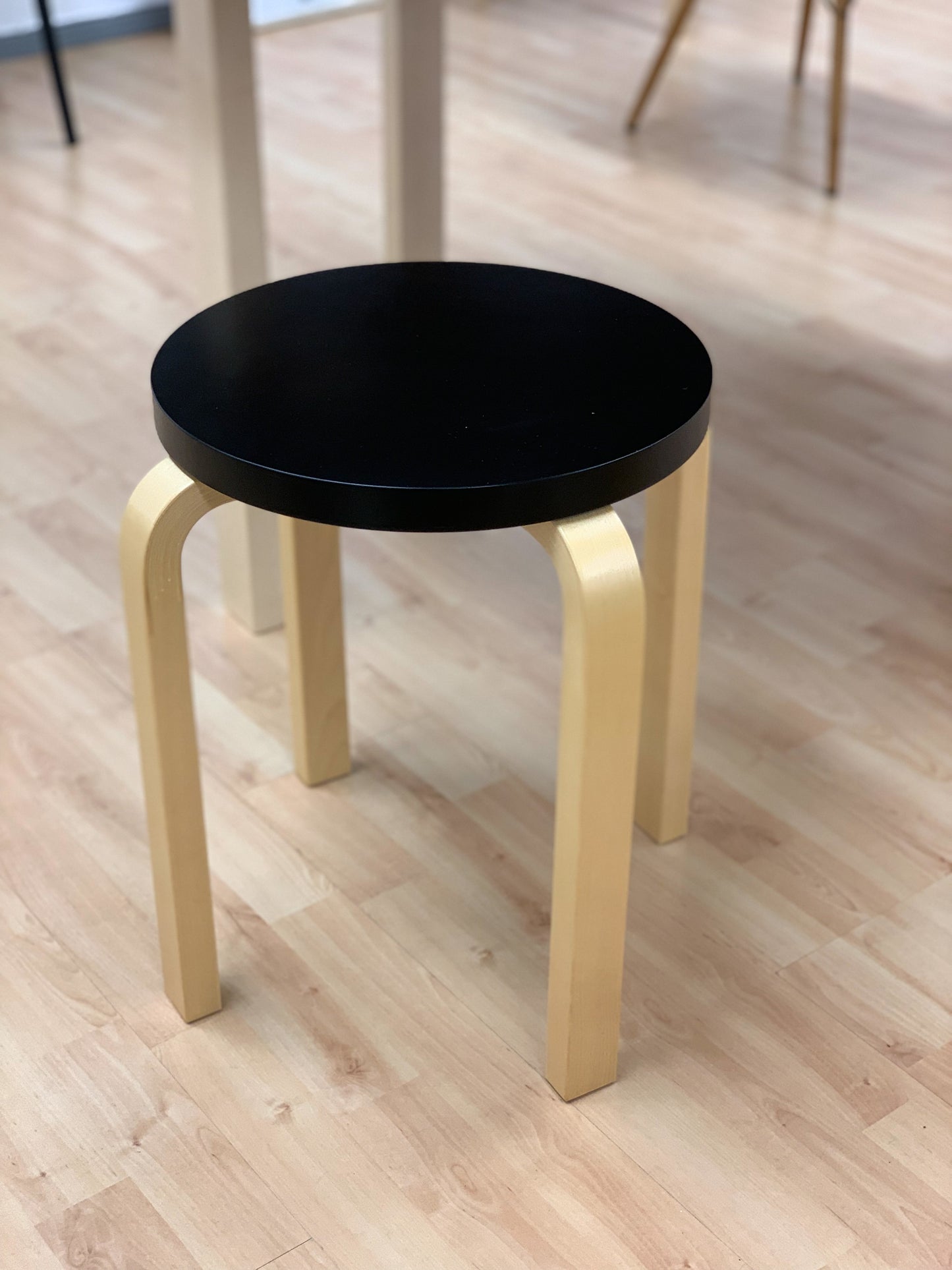 Artek E60 jakkara maalattu istuin musta (Myymälämalli)