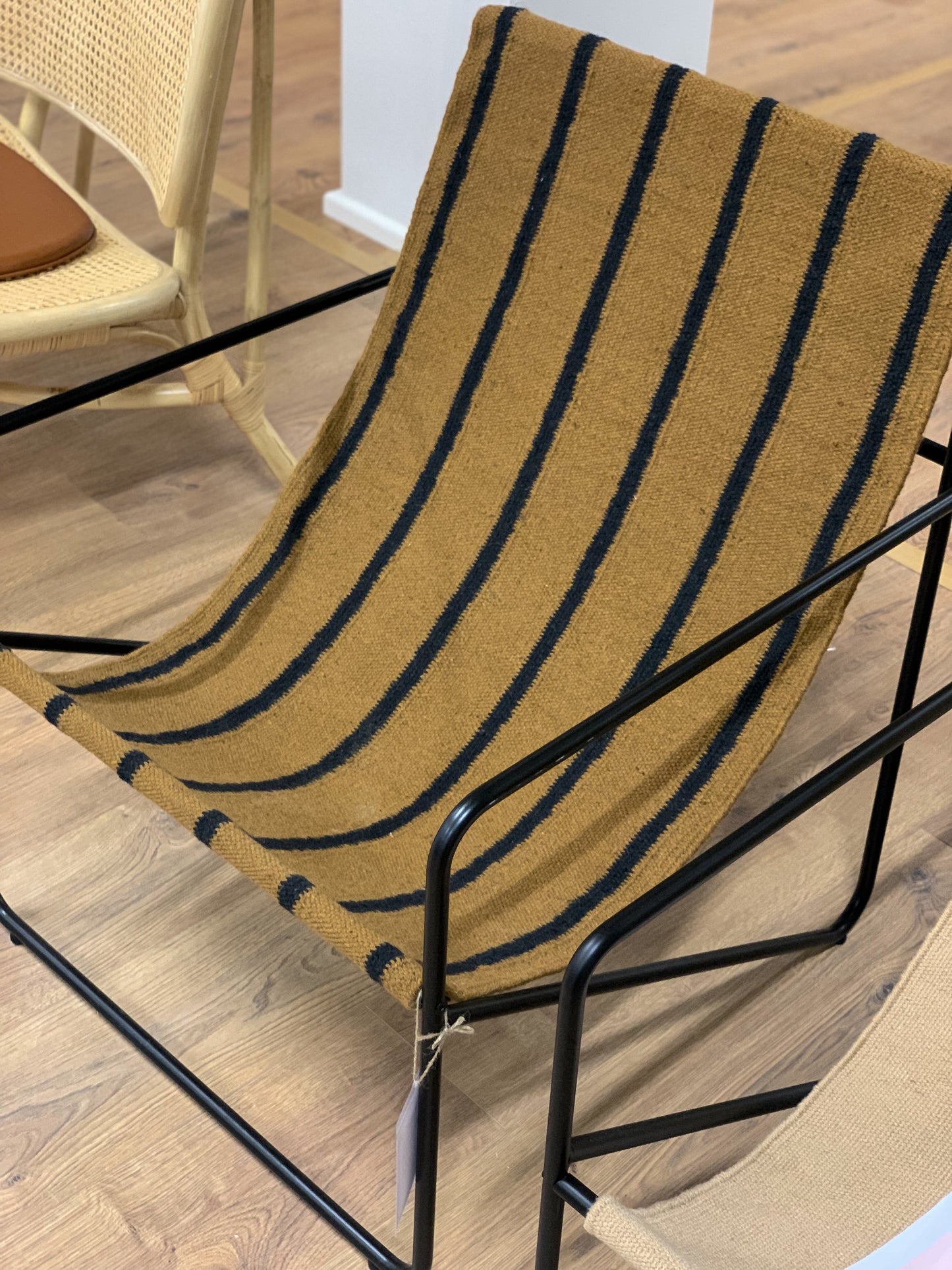 Ferm Living Desert lepotuoli musta/stripe (Myymälämalli)