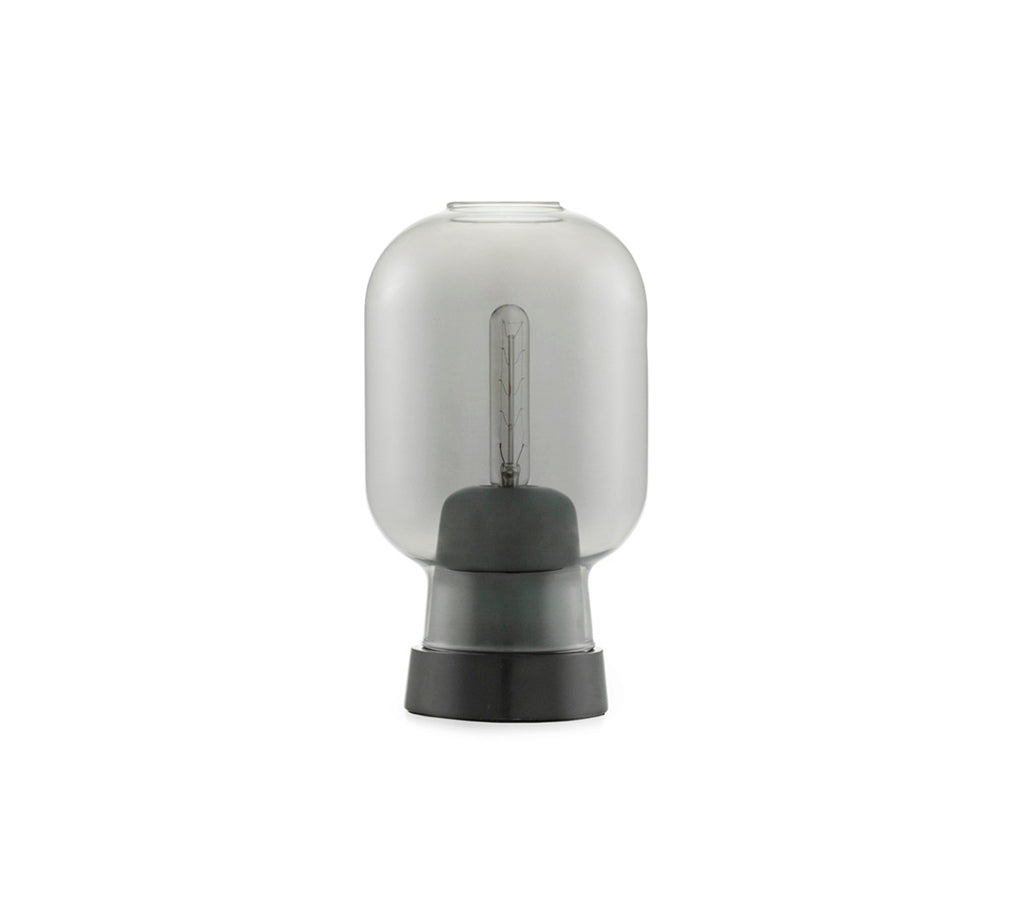 Normann Copenhagen Amp pöytävalaisin savunharmaa/musta
