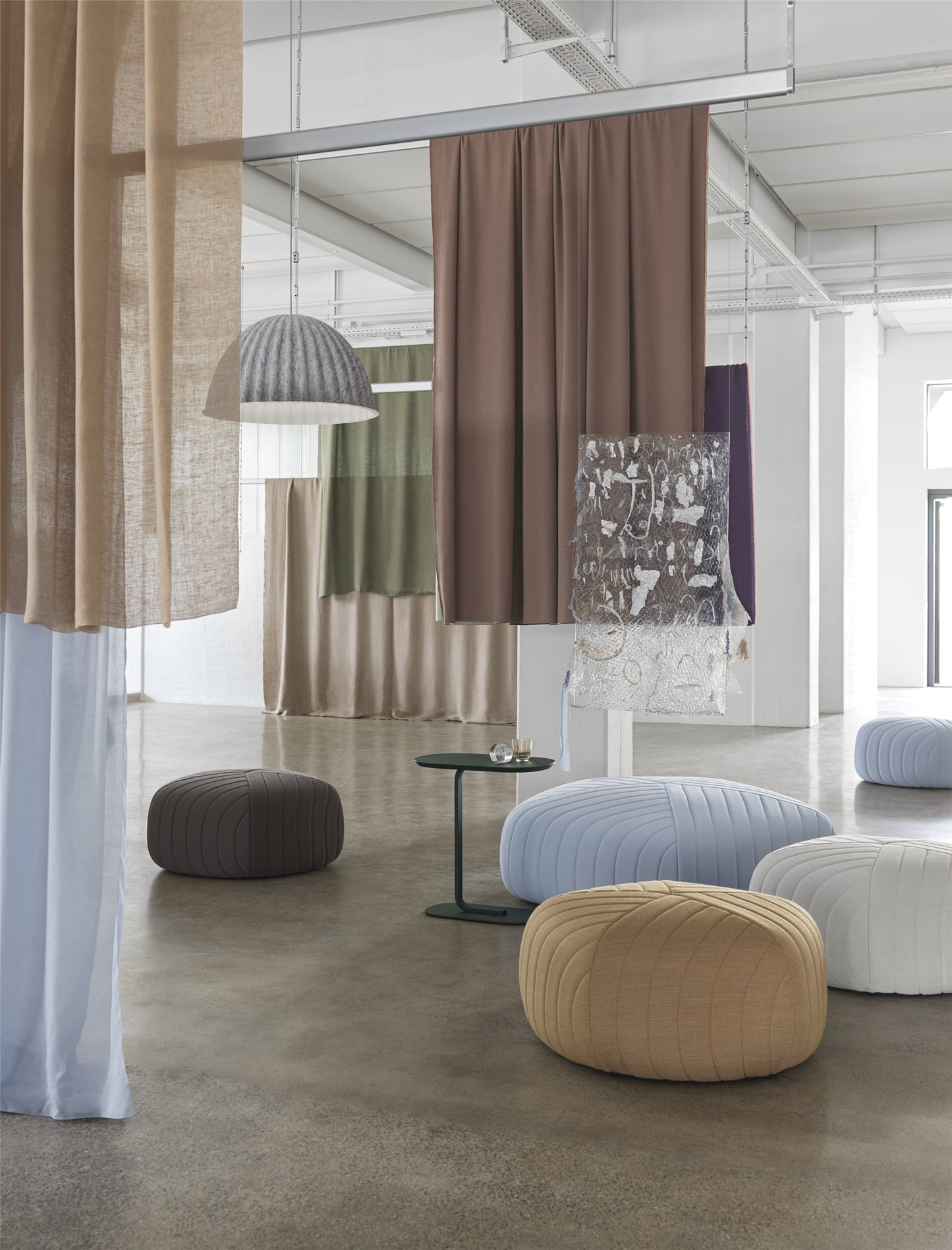 Muuto Five Pouf rahi vaaleanharmaa
