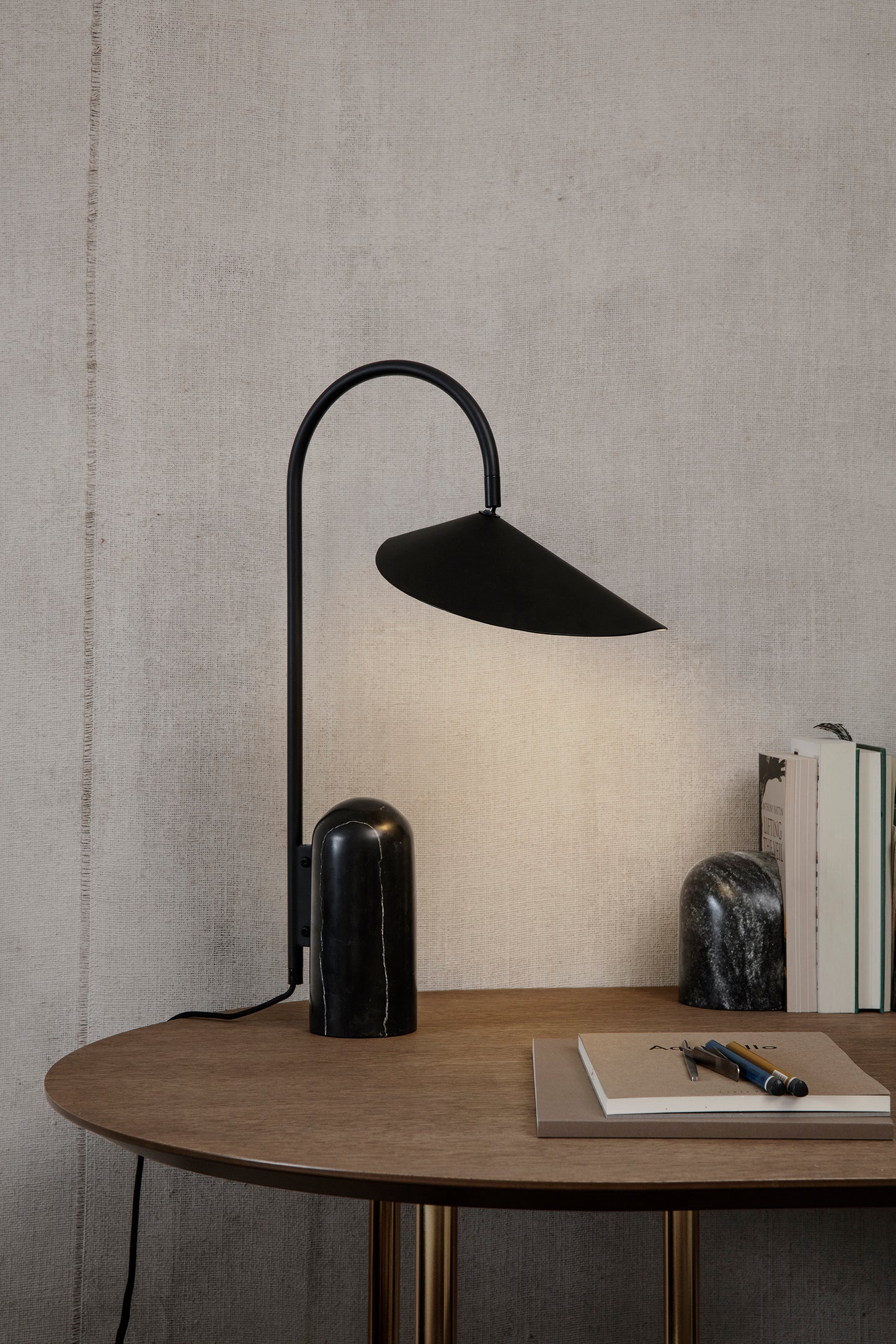 Ferm Living Arum pöytävalaisin musta