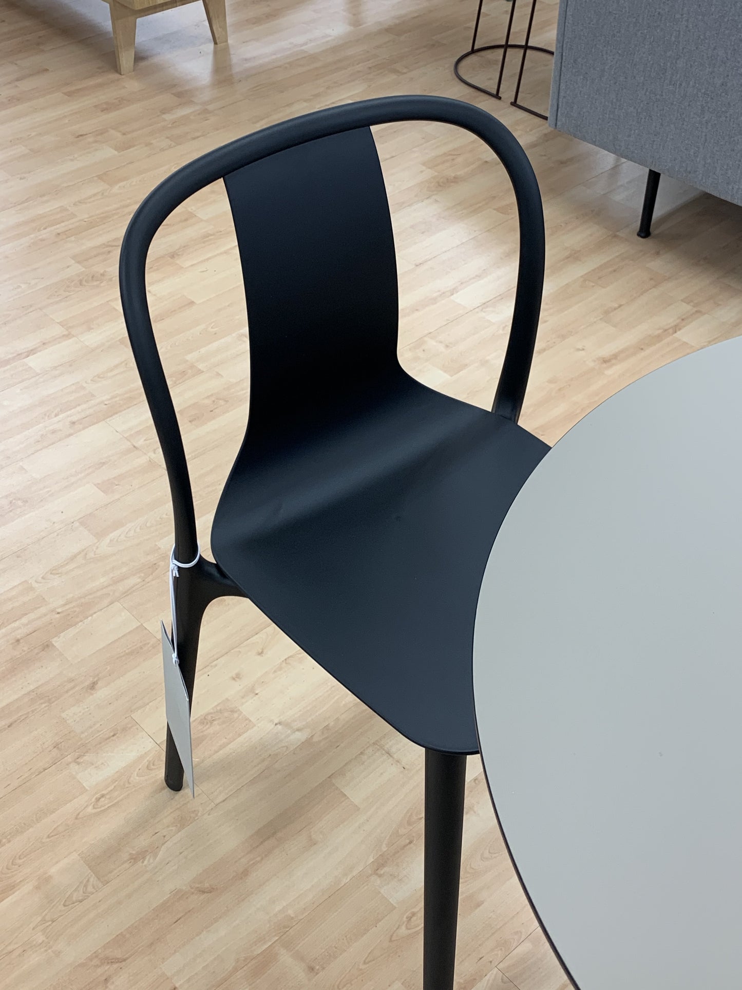 Vitra Belleville tuoli musta muovi (Myymälämalli)