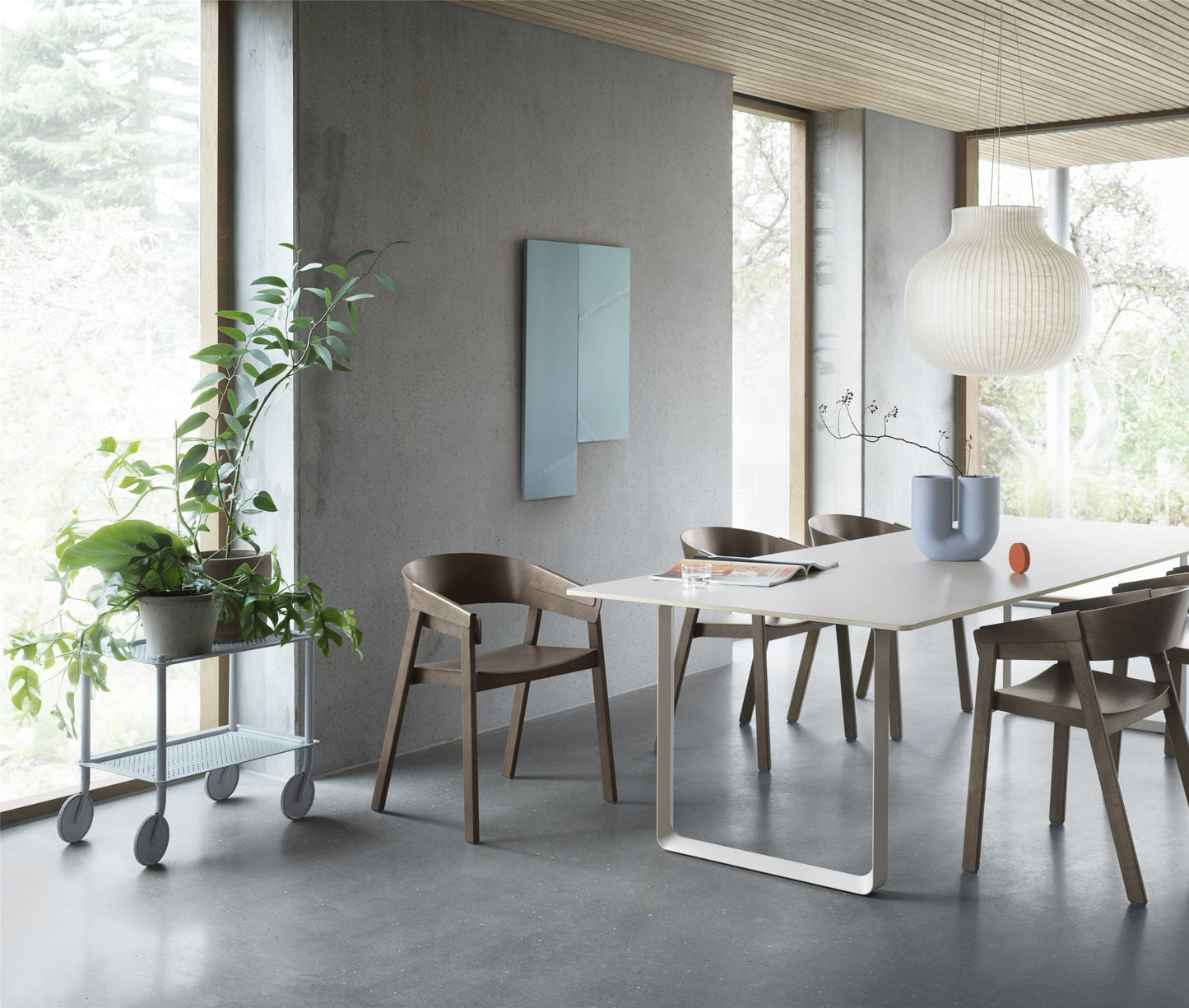 Muuto Flow pieni tarjoiluvaunu vaaleanharmaa