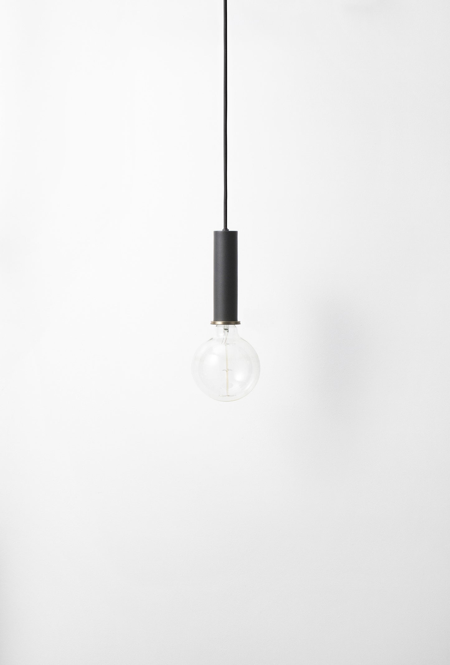 Ferm Living Socket Pendant High musta