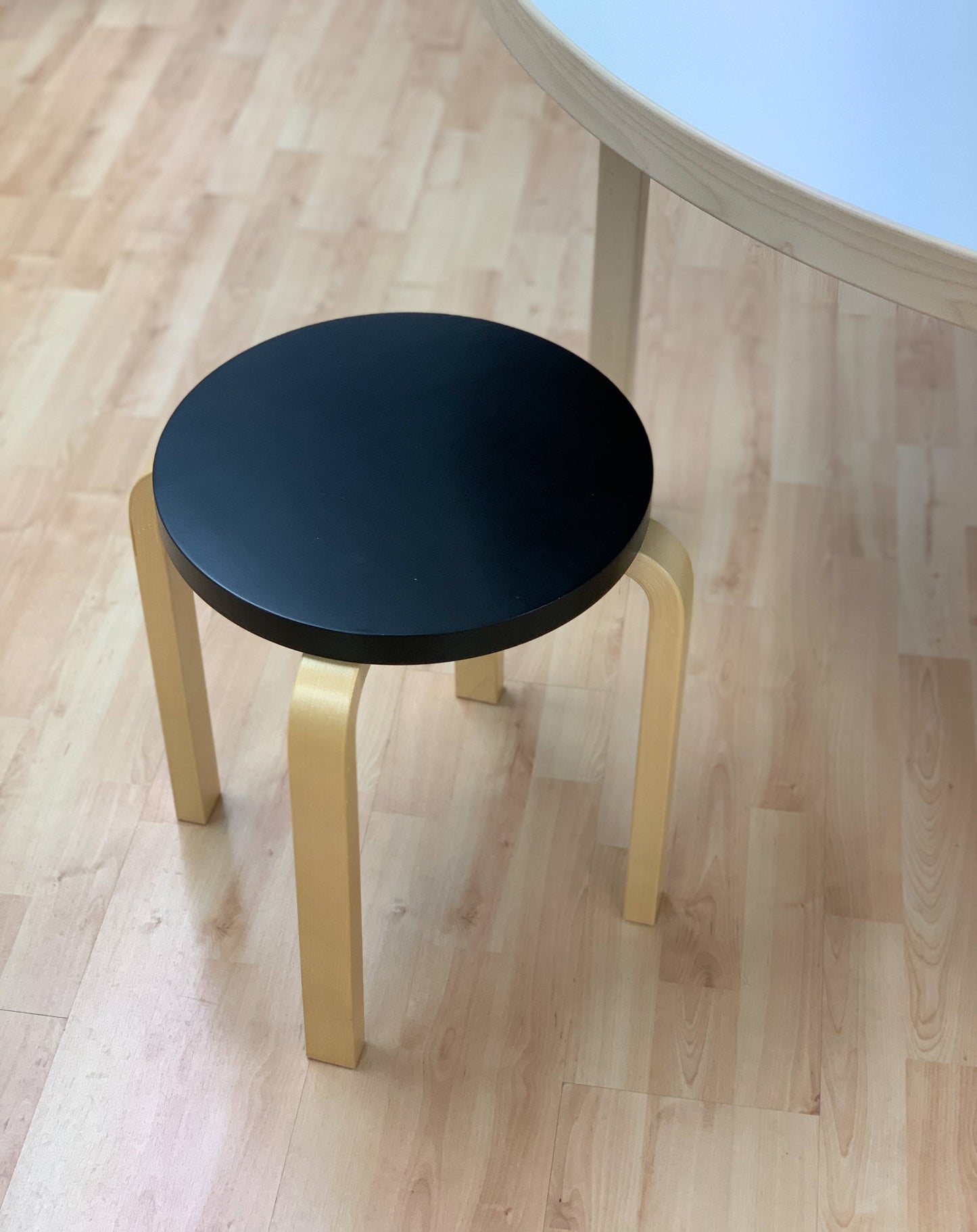 Artek E60 jakkara maalattu istuin musta (Myymälämalli)