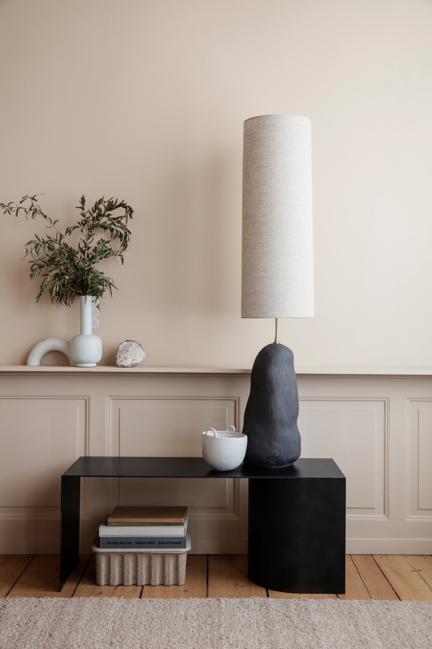 Ferm Living Hebe jalka L tummanharmaa