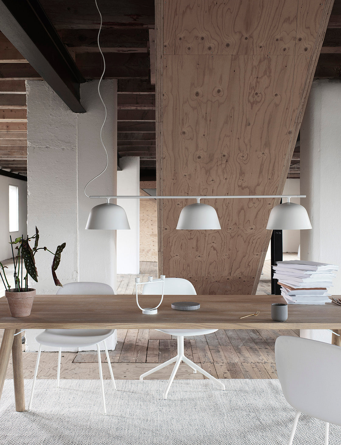 Muuto Fiber tuoli käsinojilla, pyörivä, valkoinen