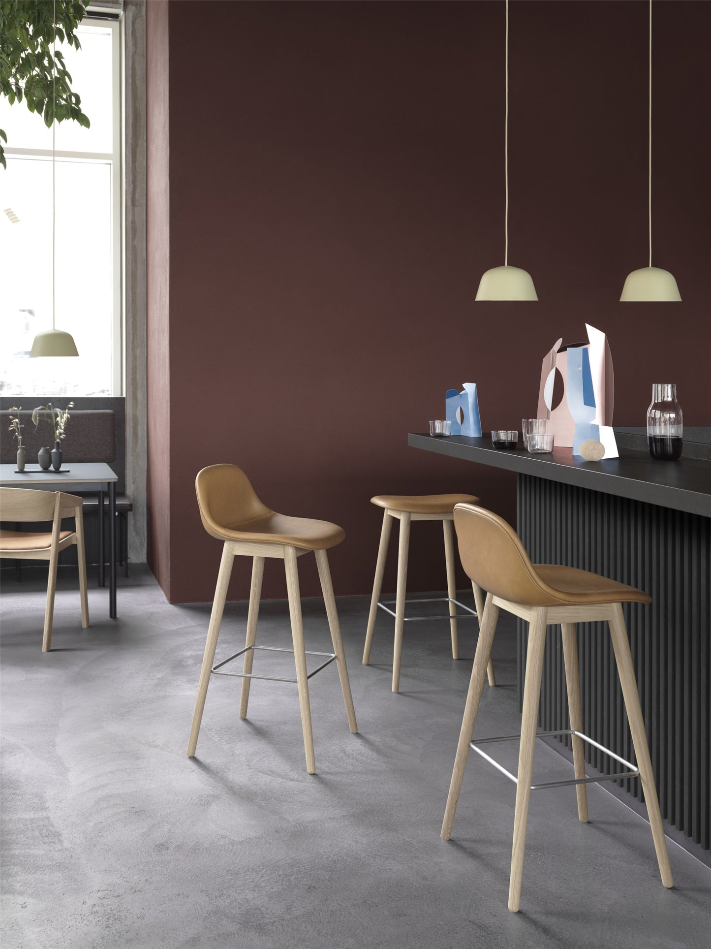 Muuto Fiber baarituoli selkänojalla, tammijalat, konjakki/tammi