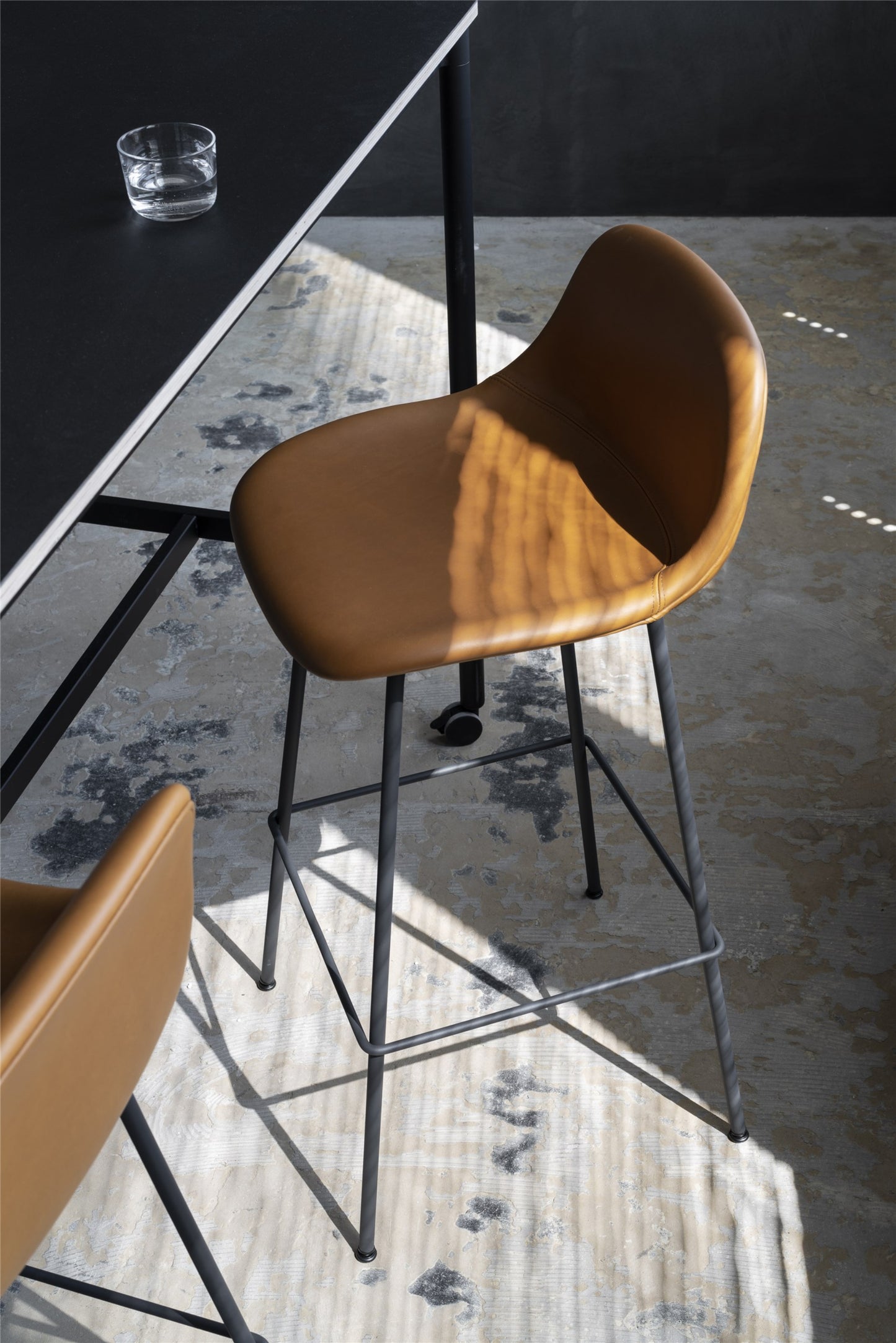 Muuto Fiber baarituoli selkänojalla, teräsjalat, konjakki/musta