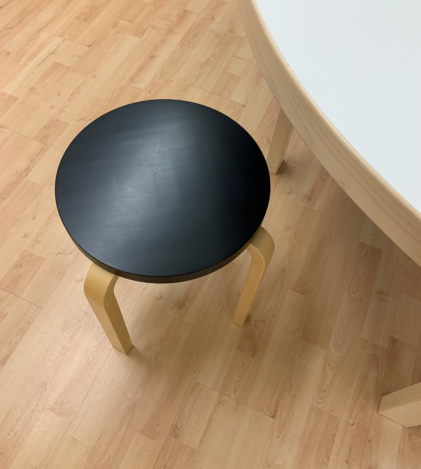 Artek E60 jakkara maalattu istuin musta (Myymälämalli)