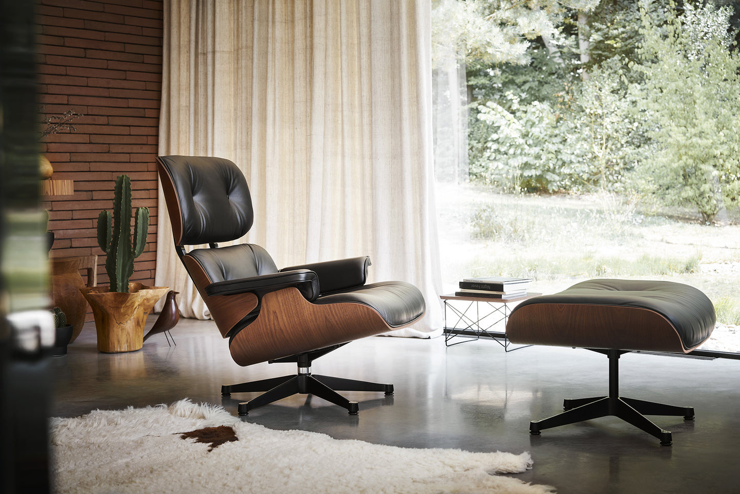Vitra Eames Lounge Chair kirsikka/musta nahka