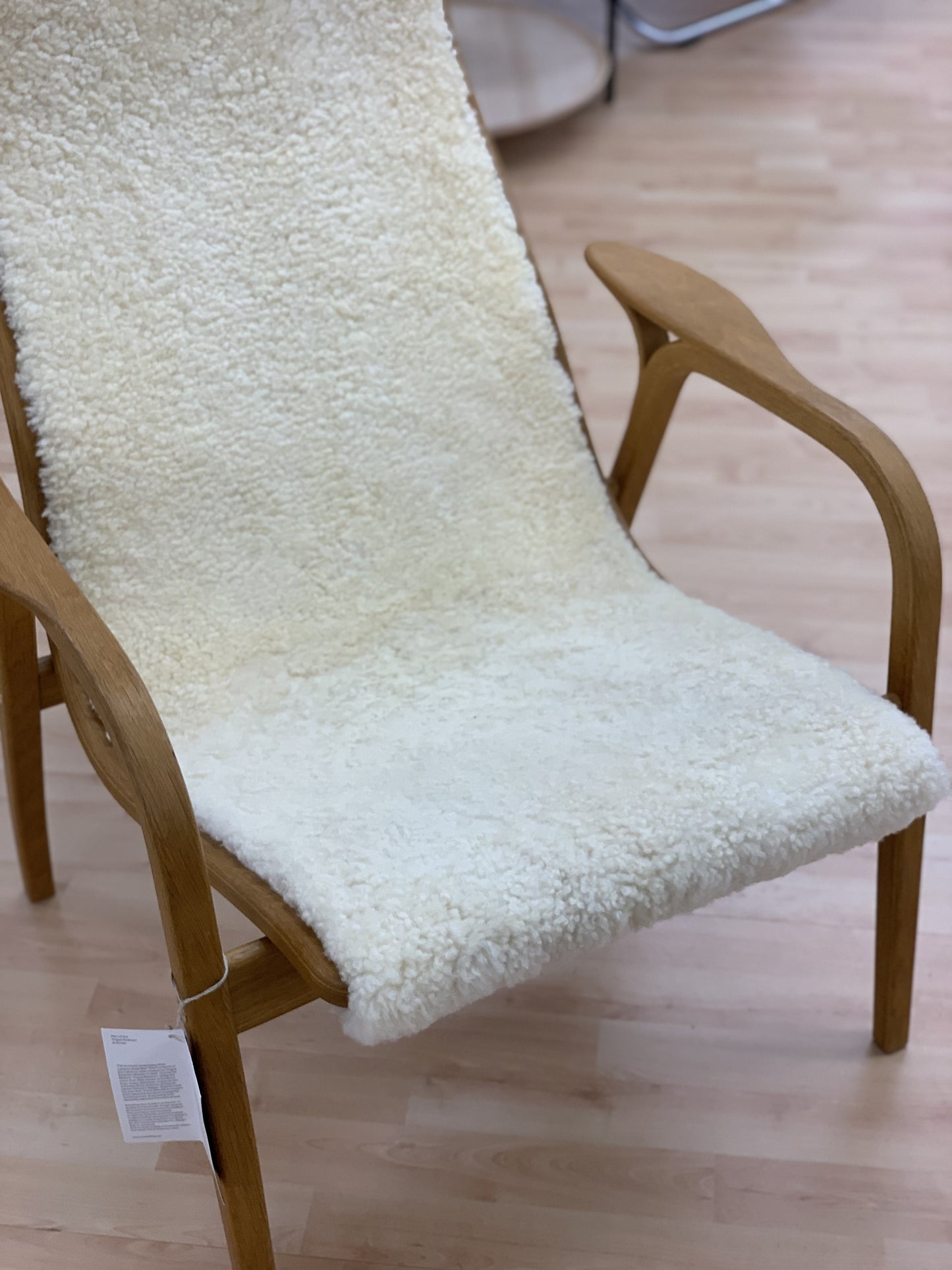 Swedese Lamino lepotuoli öljytty tammi/lampaantalja (Myymälämalli)